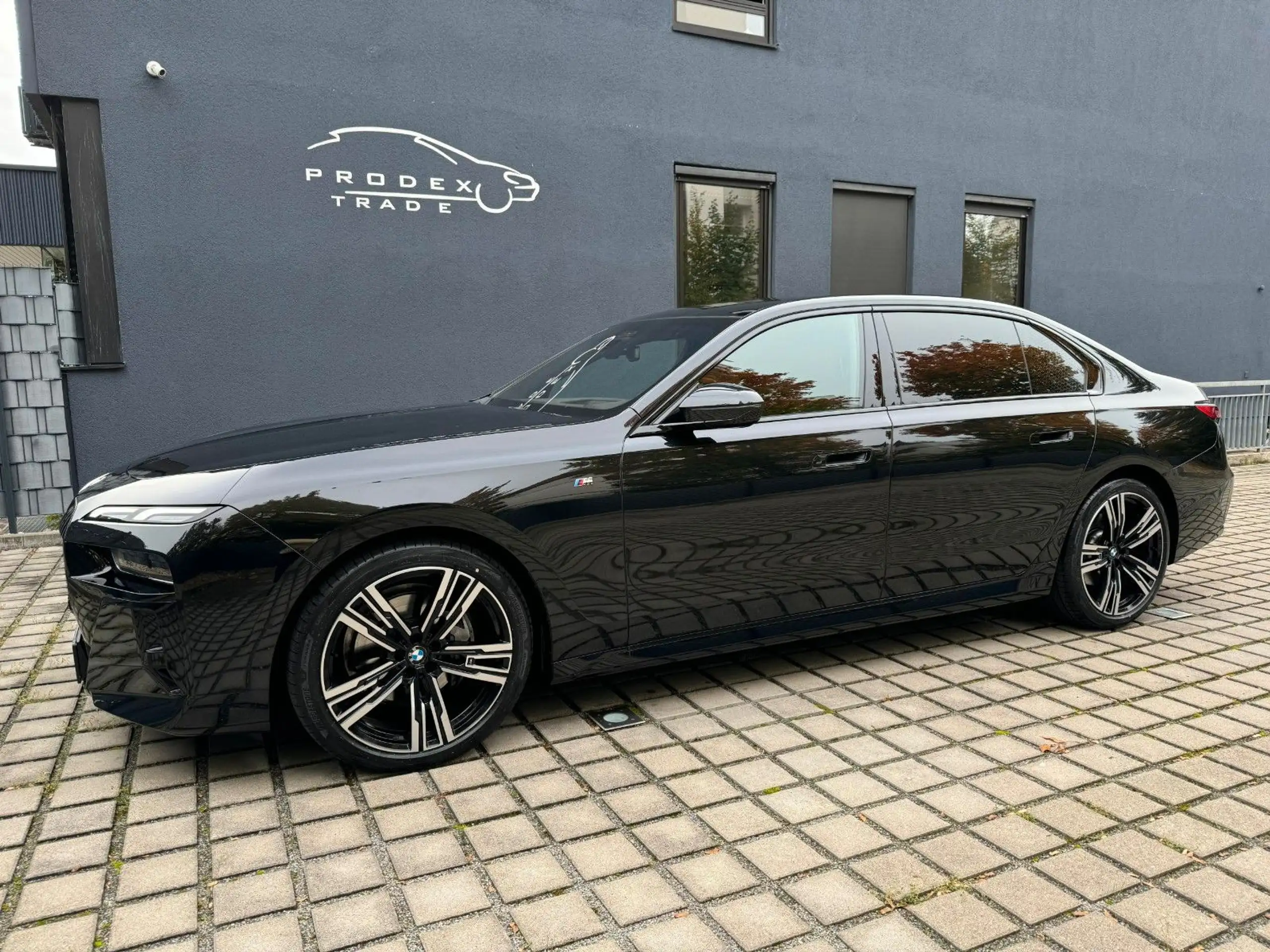 BMW - 740