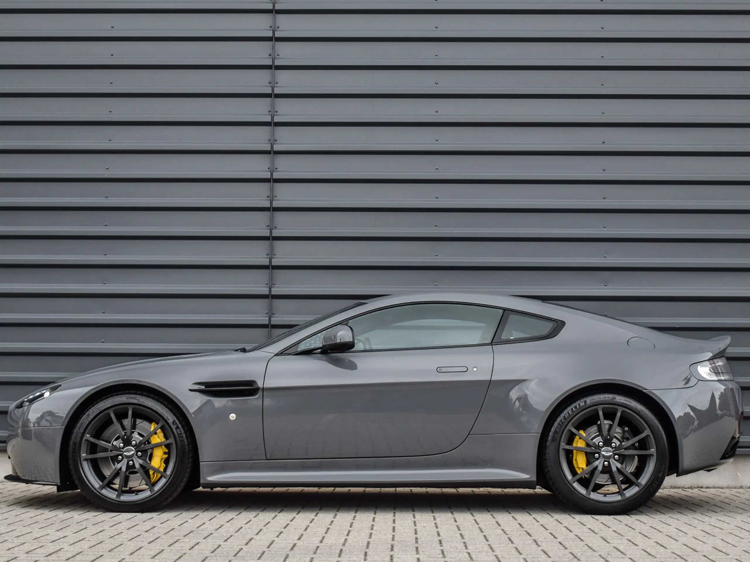 Aston Martin - Vantage