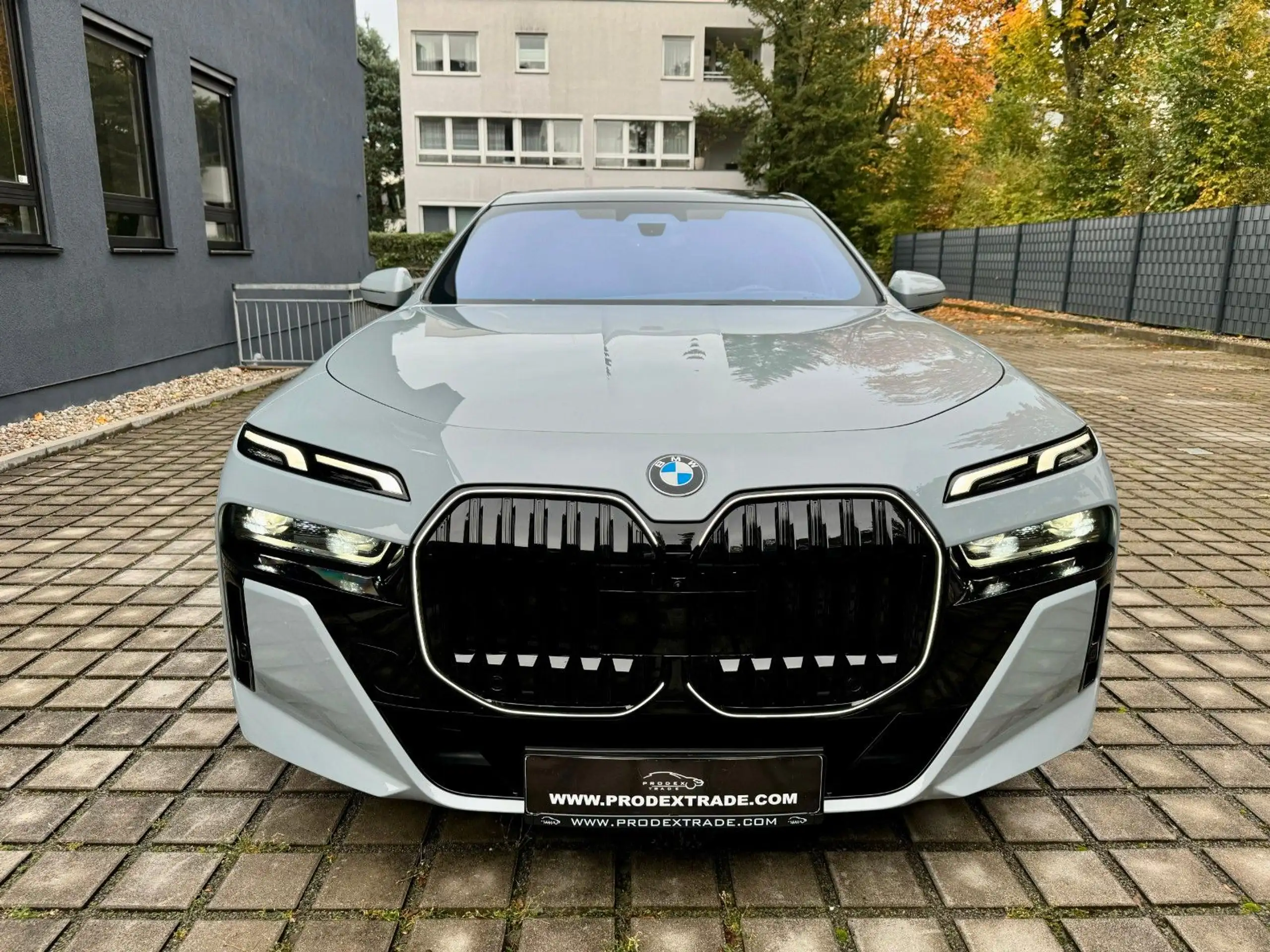 BMW - 740