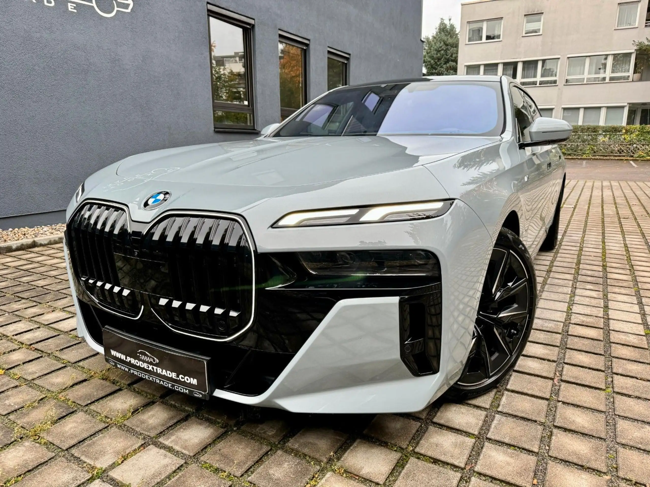 BMW - 740