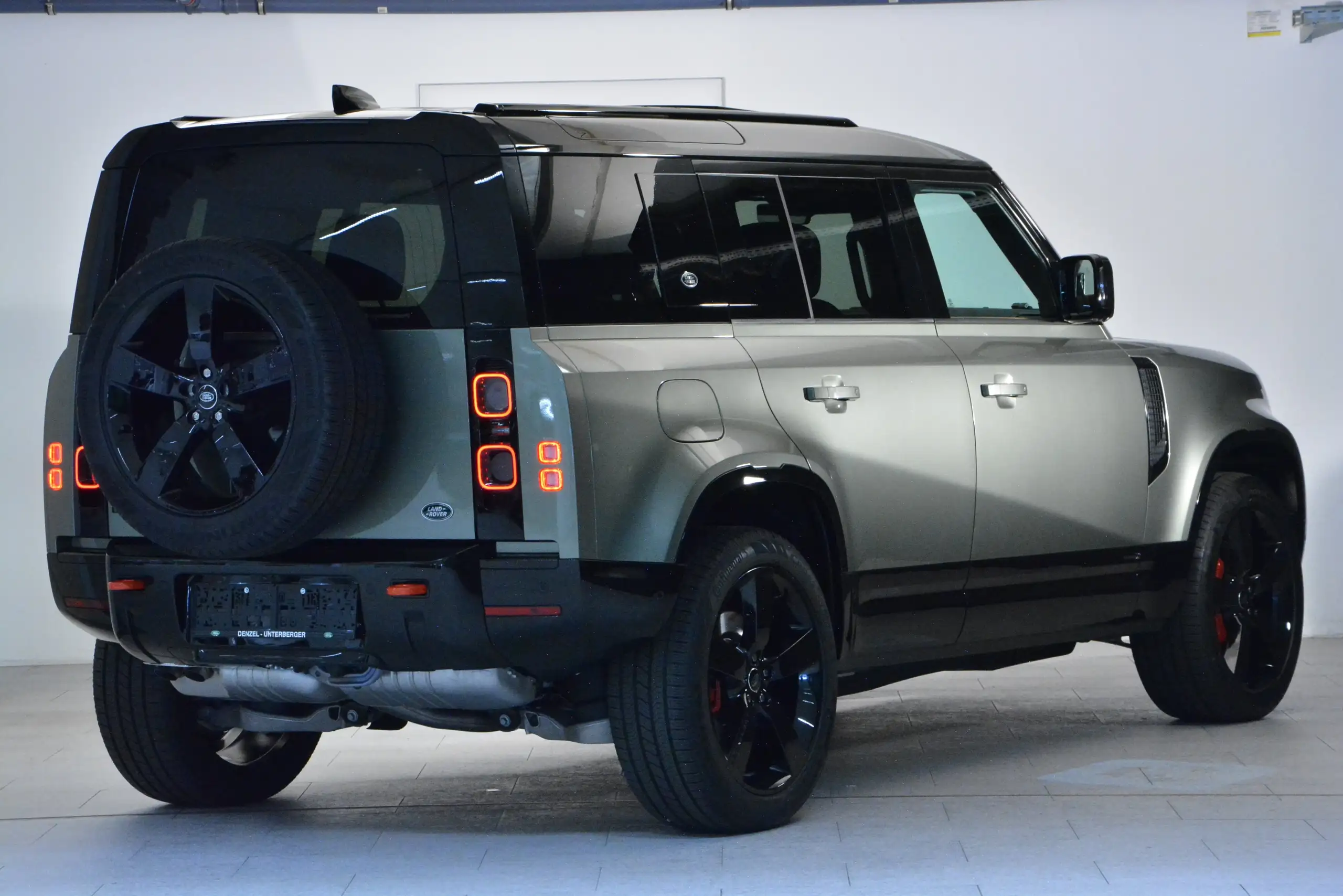 Land Rover - Defender