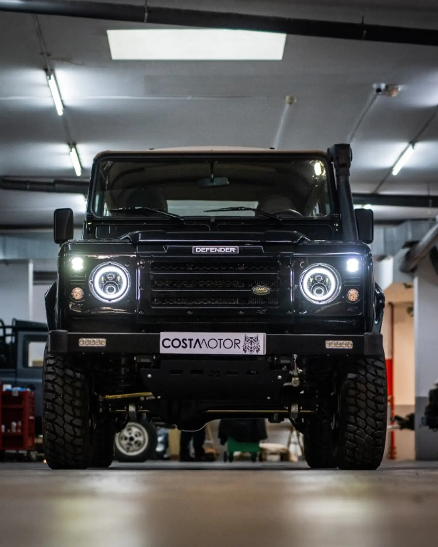 Land Rover - Defender