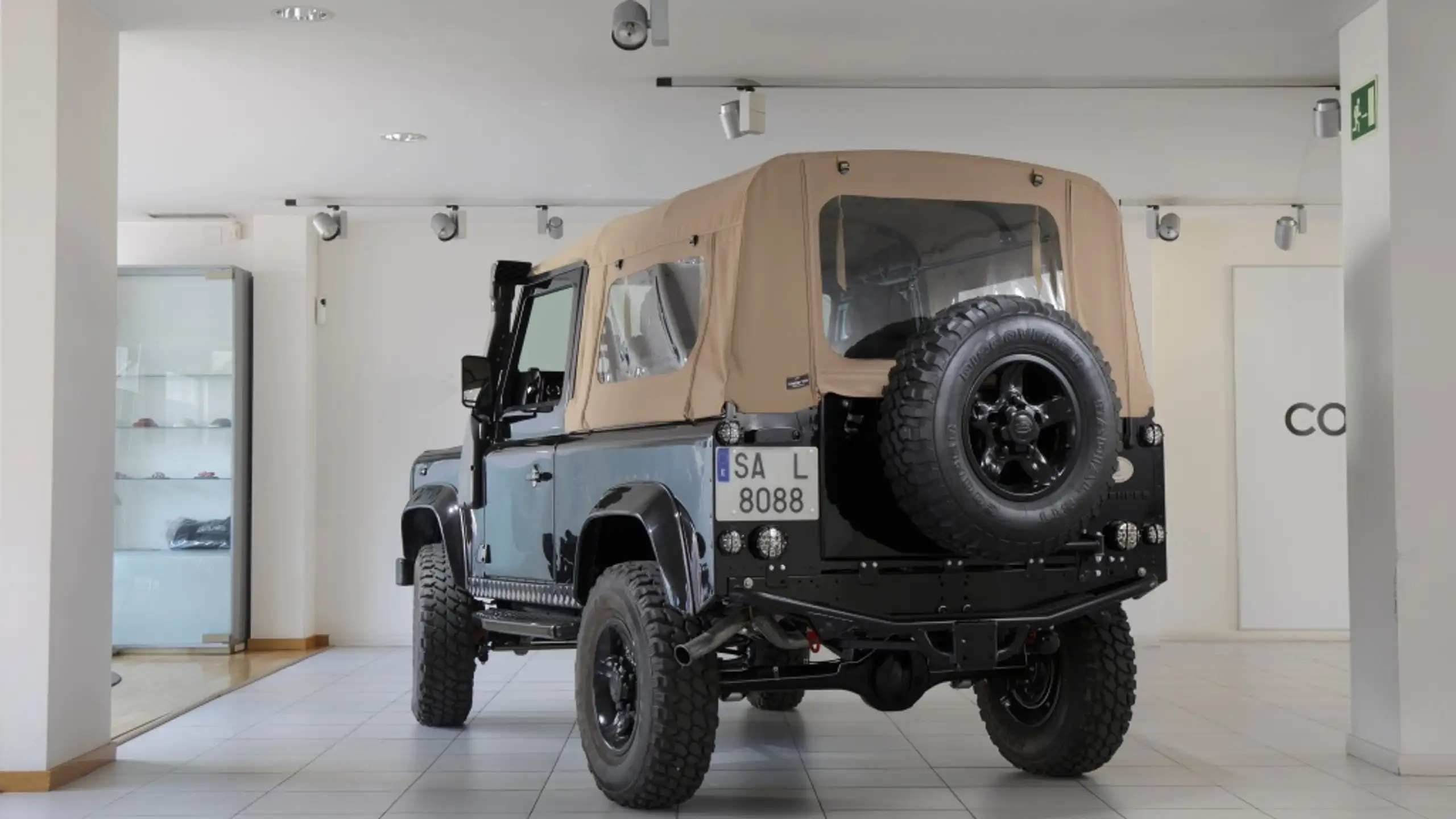 Land Rover - Defender