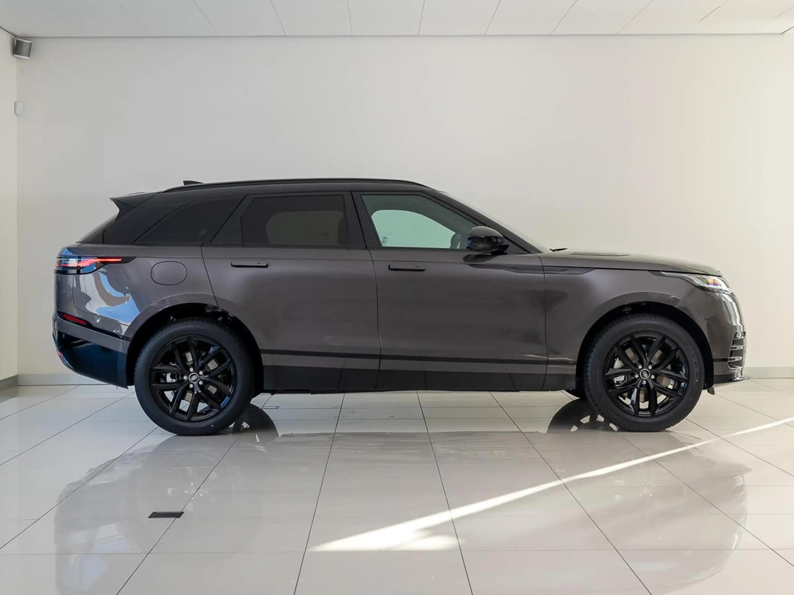 Land Rover - Range Rover Velar