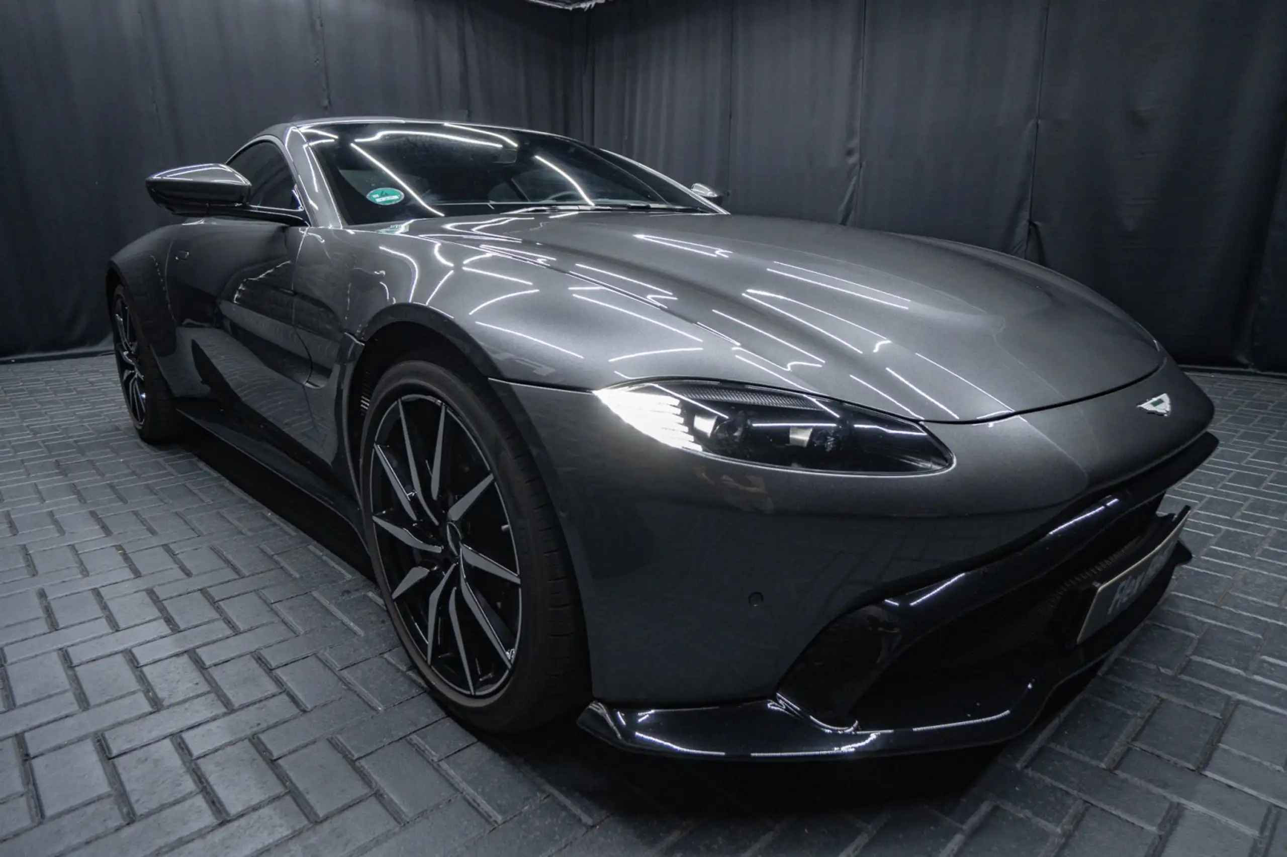 Aston Martin - V8