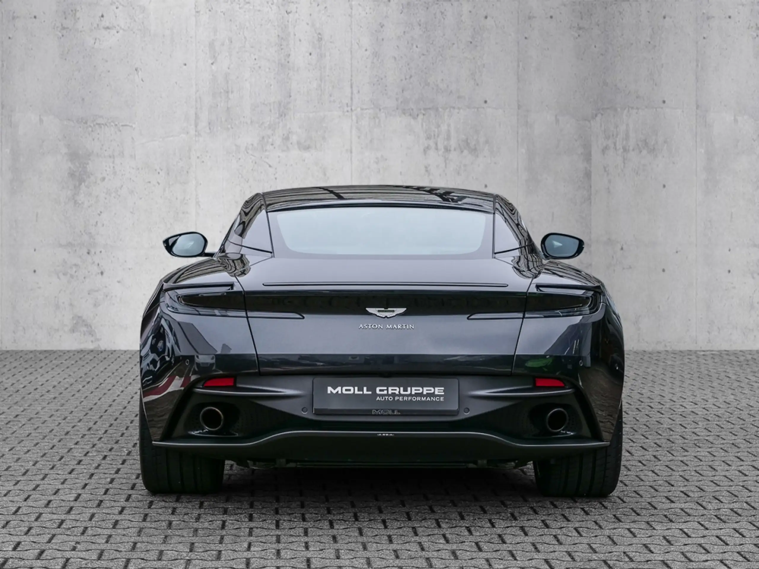 Aston Martin - V8