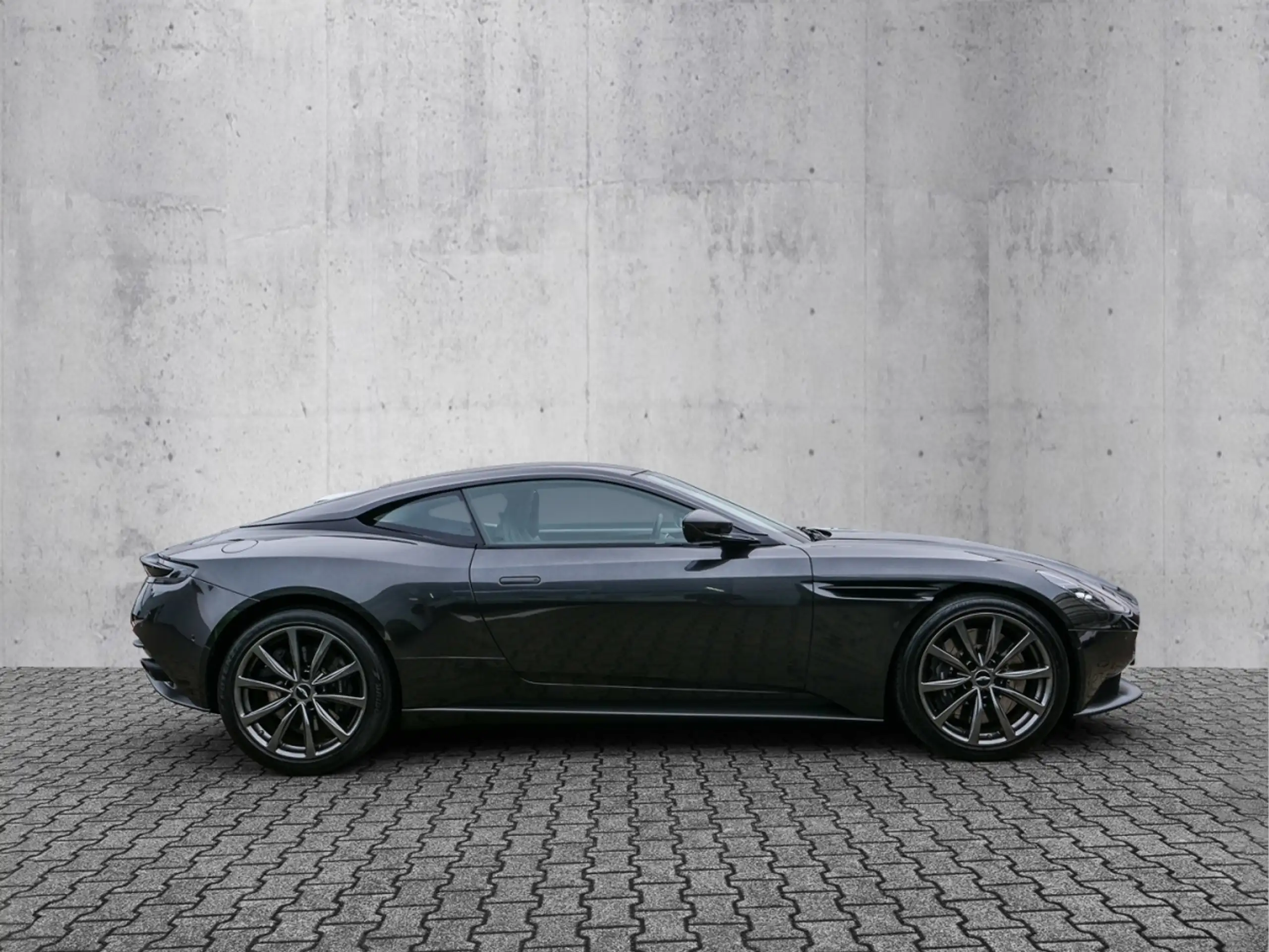 Aston Martin - V8