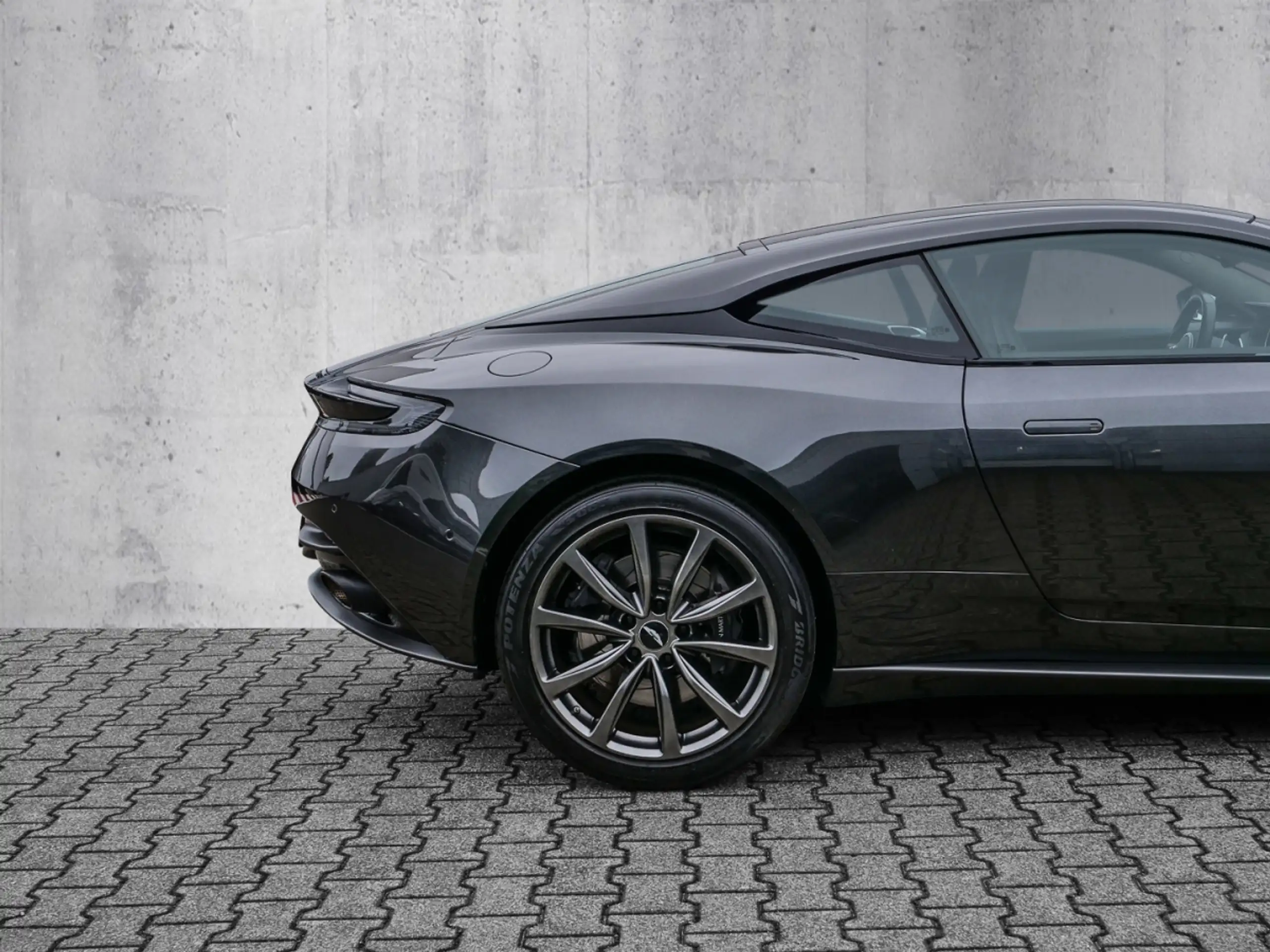 Aston Martin - V8