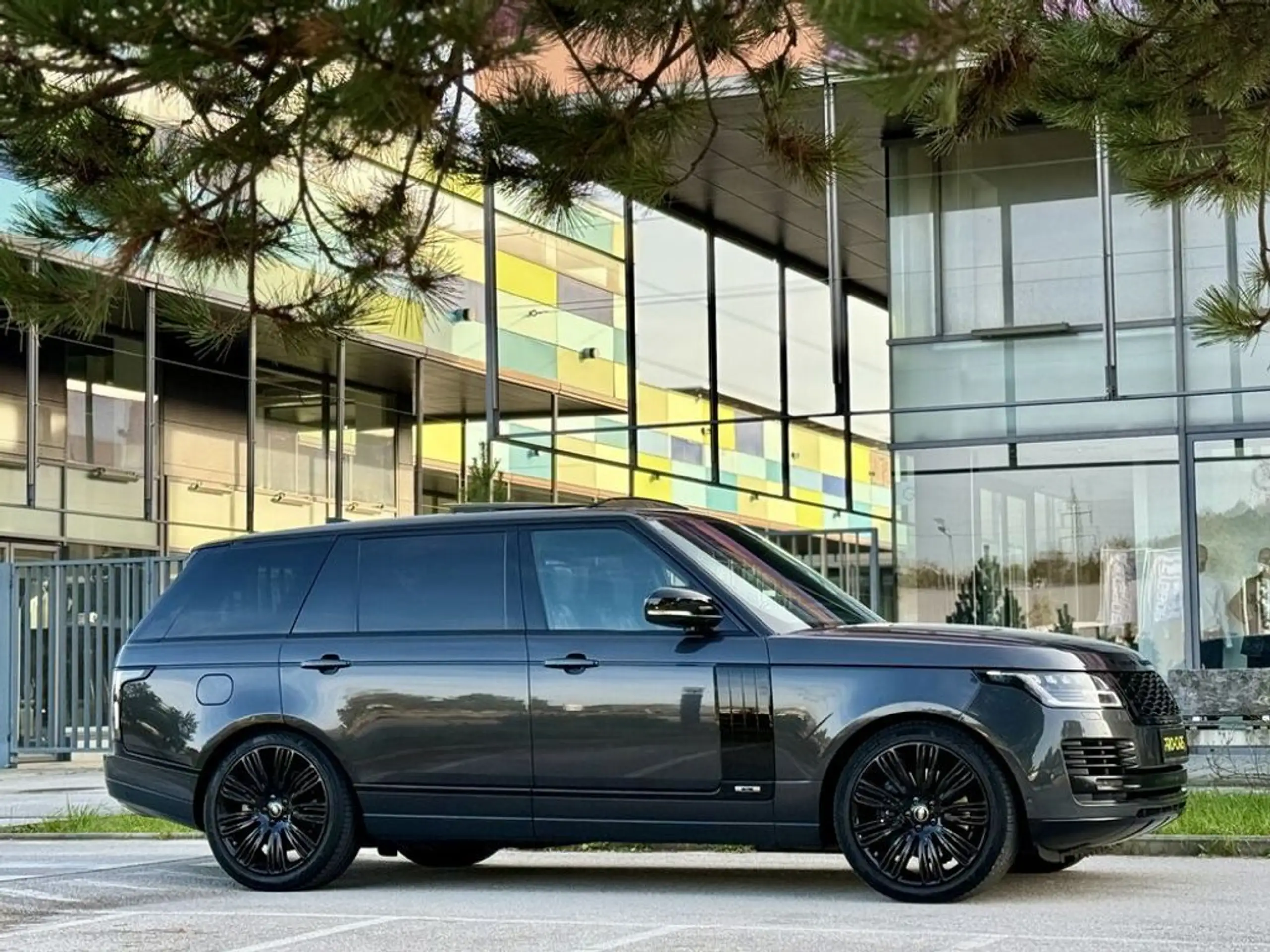 Land Rover - Range Rover