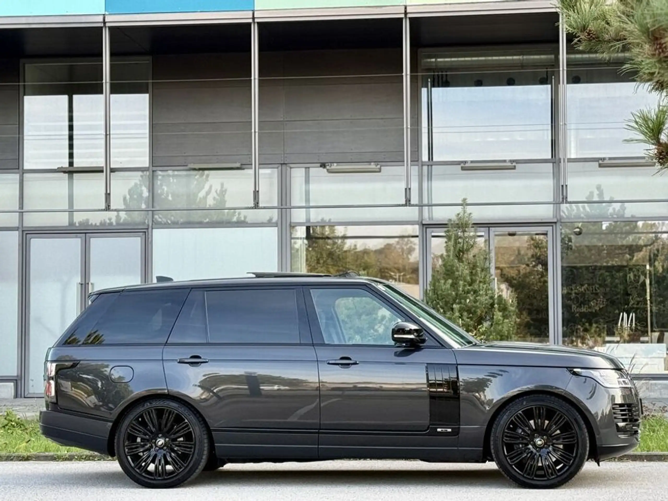 Land Rover - Range Rover