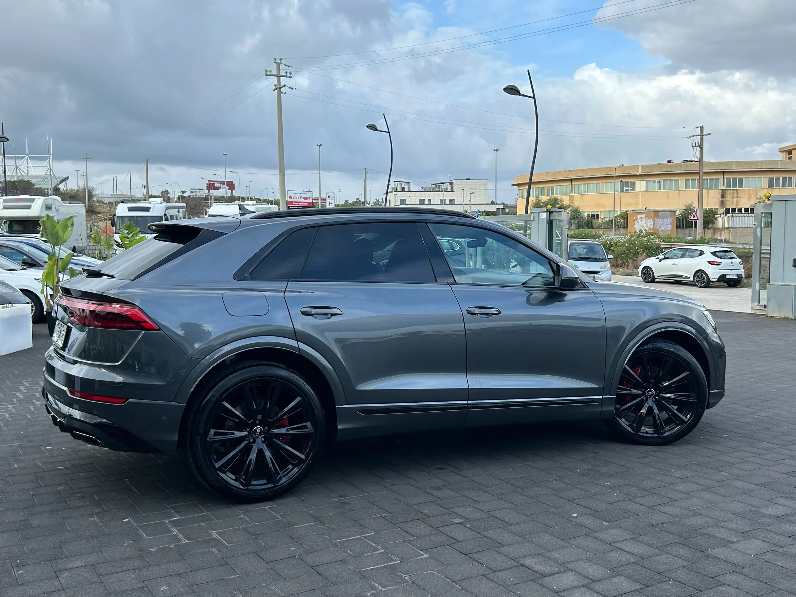 Audi - Q8