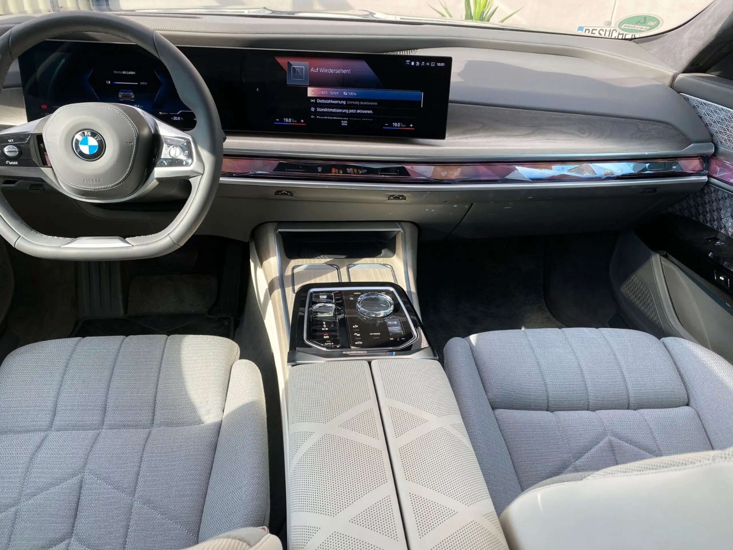 BMW - i7