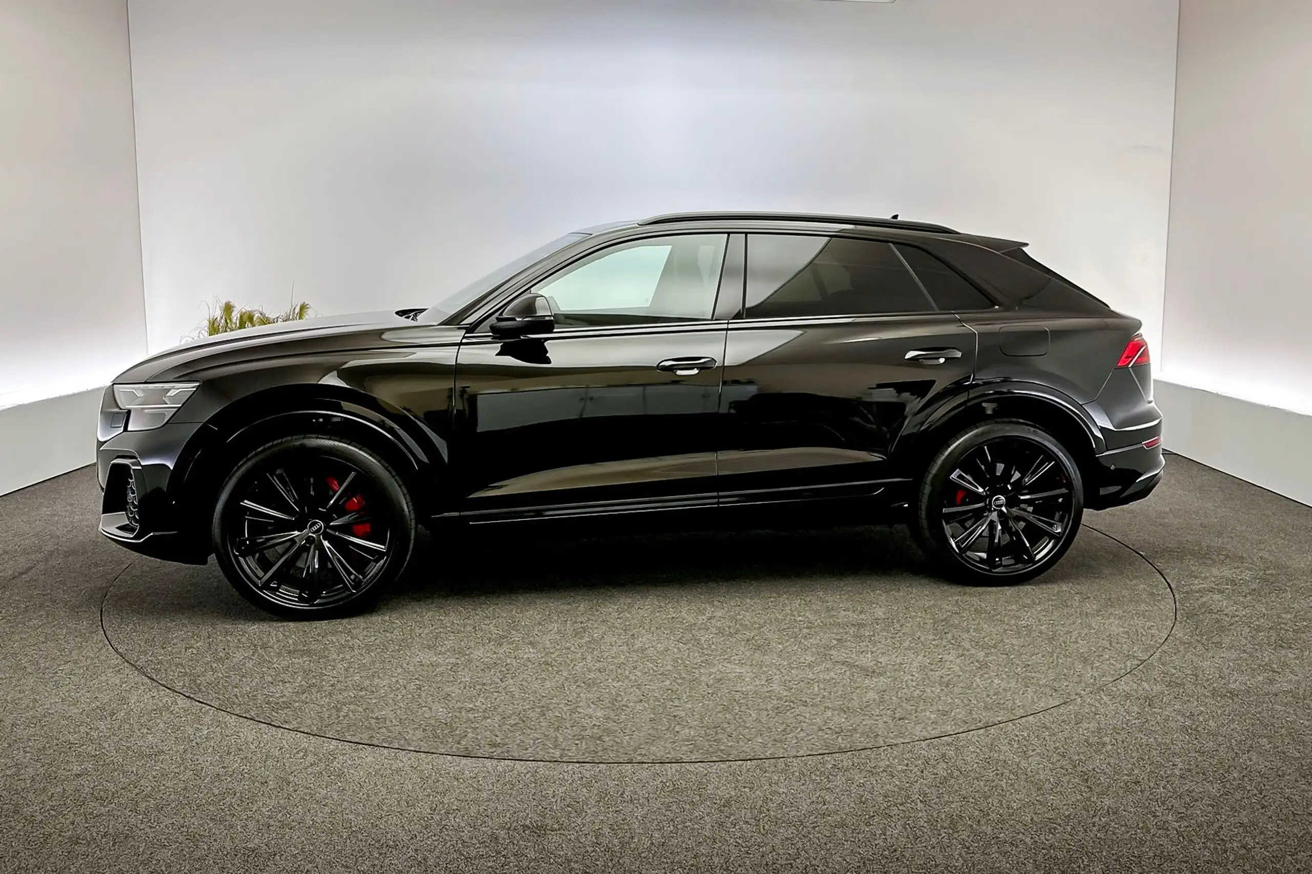 Audi - Q8