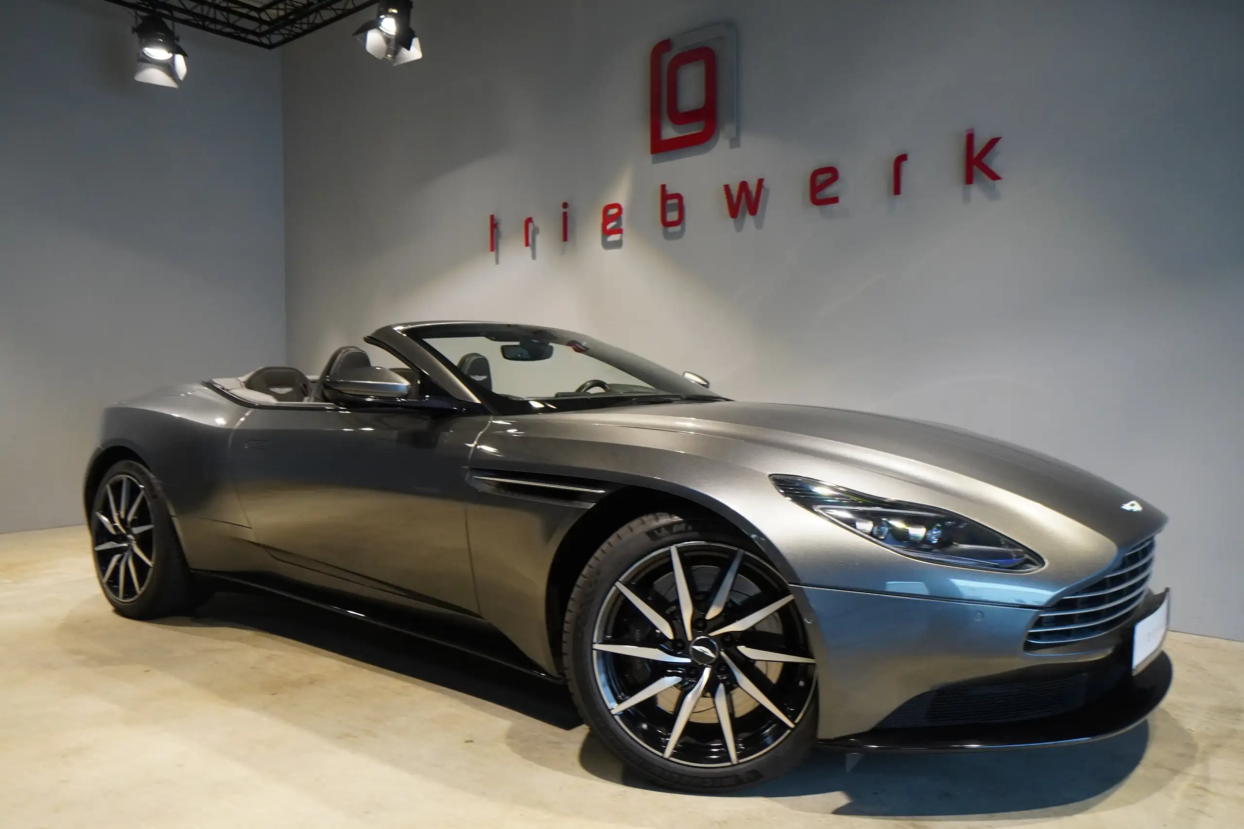 Aston Martin DB11 2019