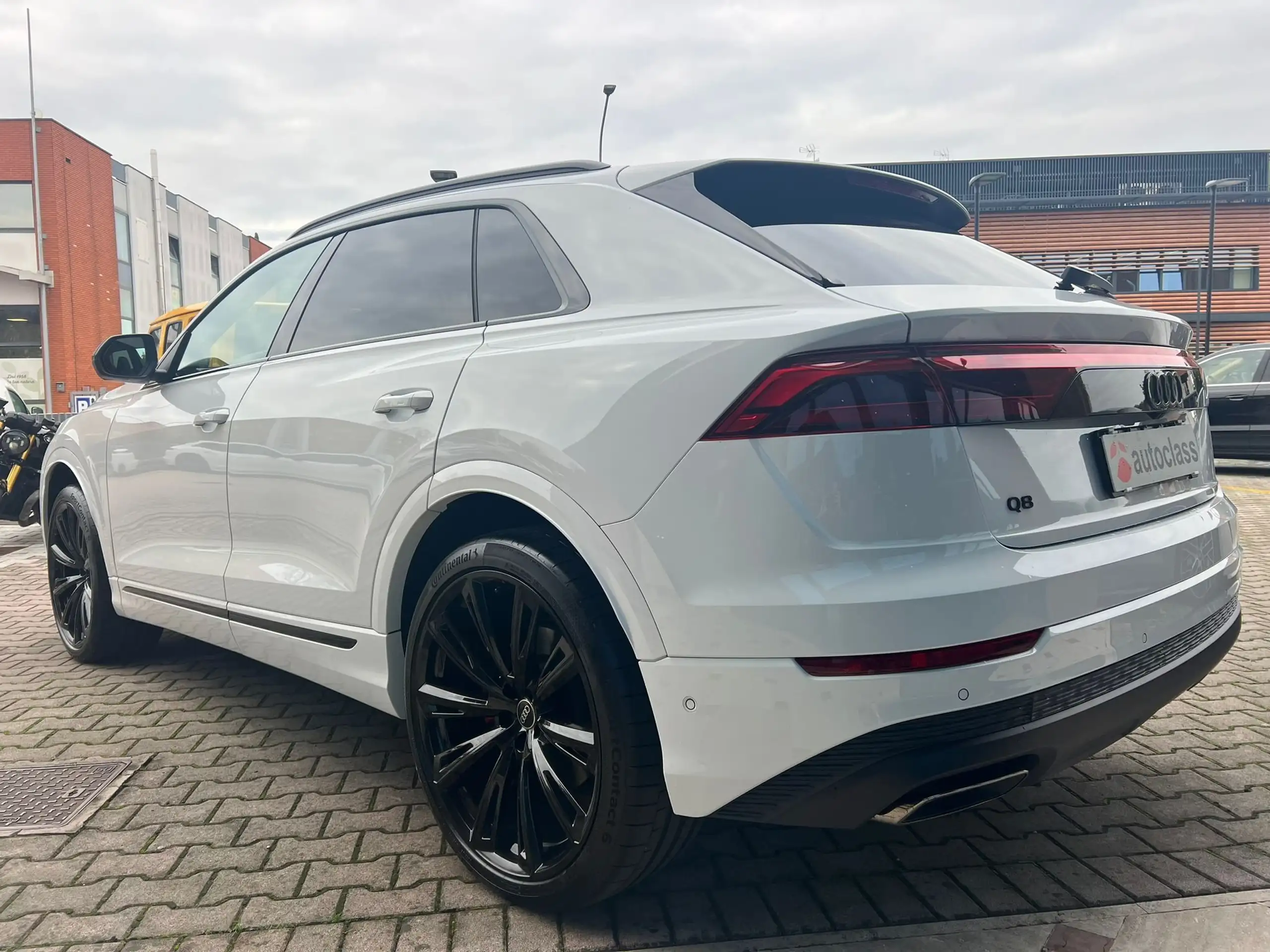 Audi - Q8