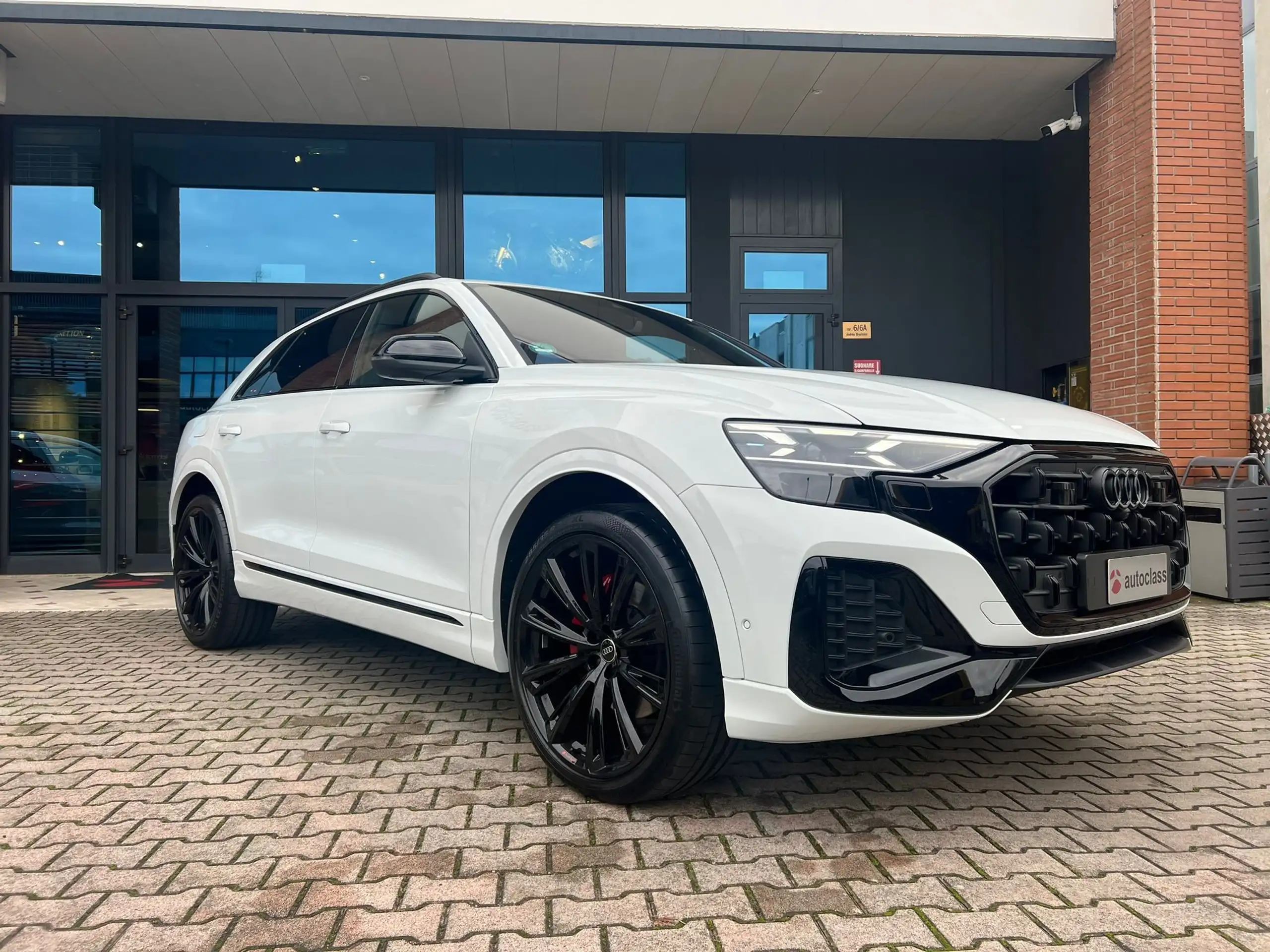 Audi - Q8