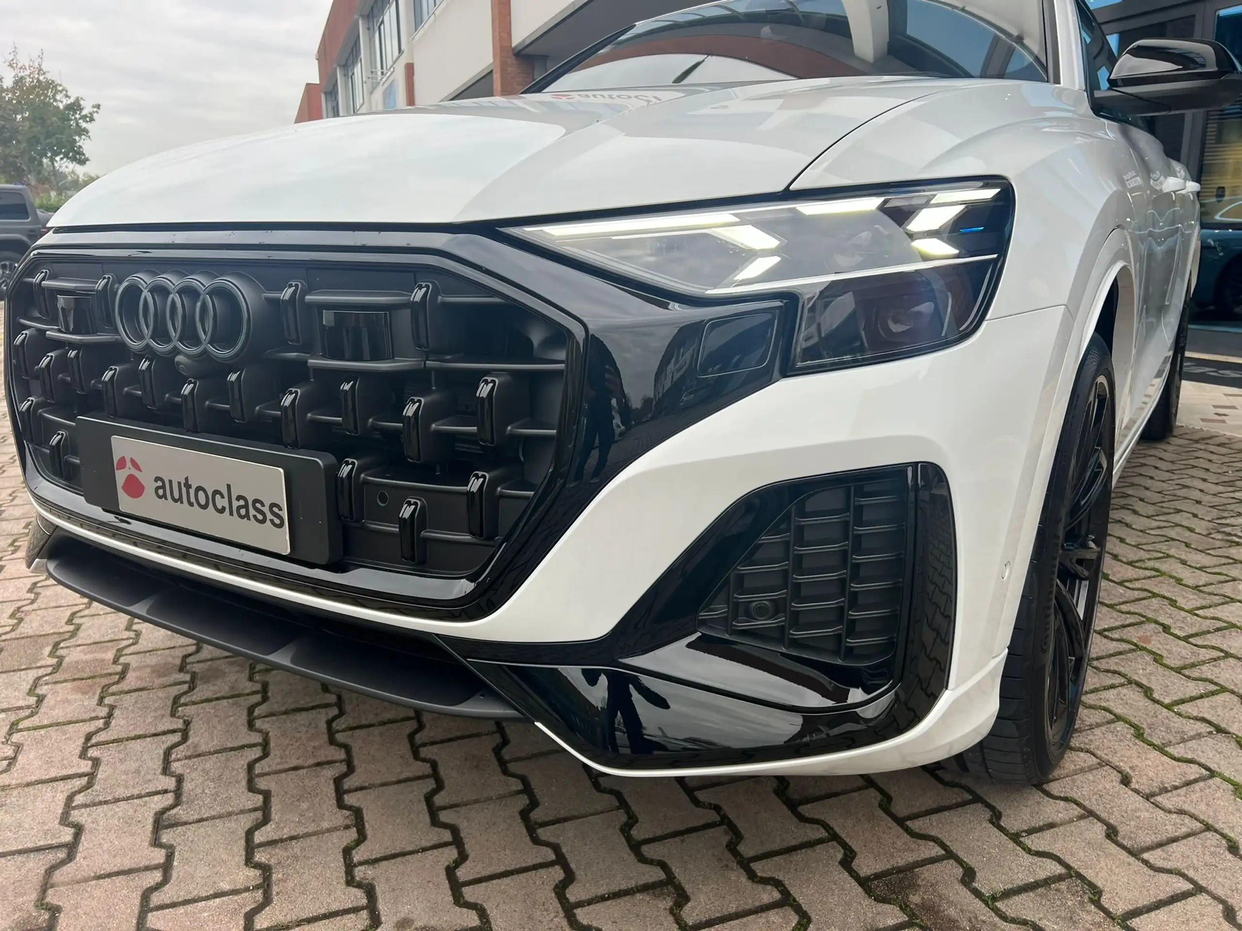 Audi - Q8