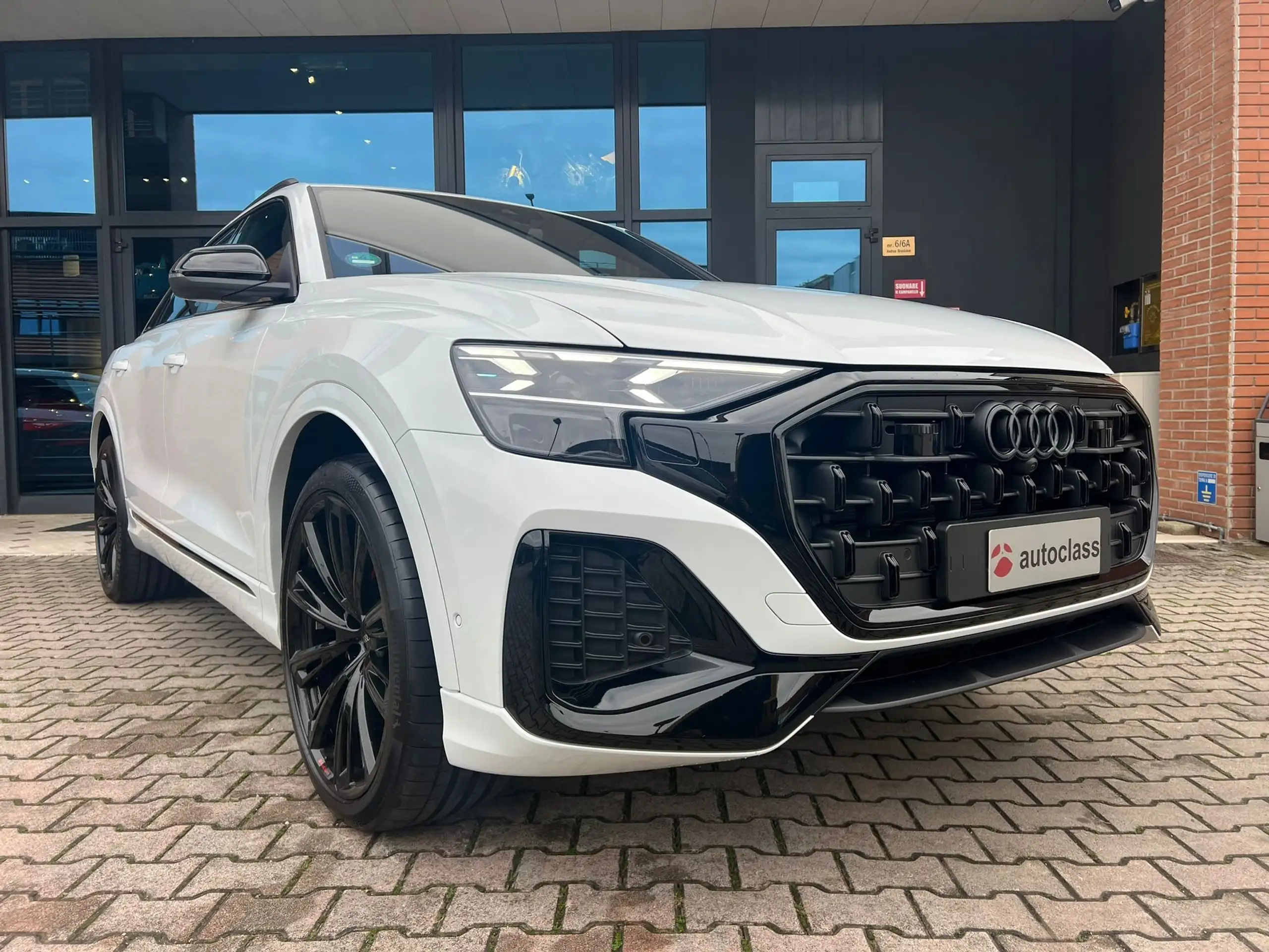 Audi - Q8