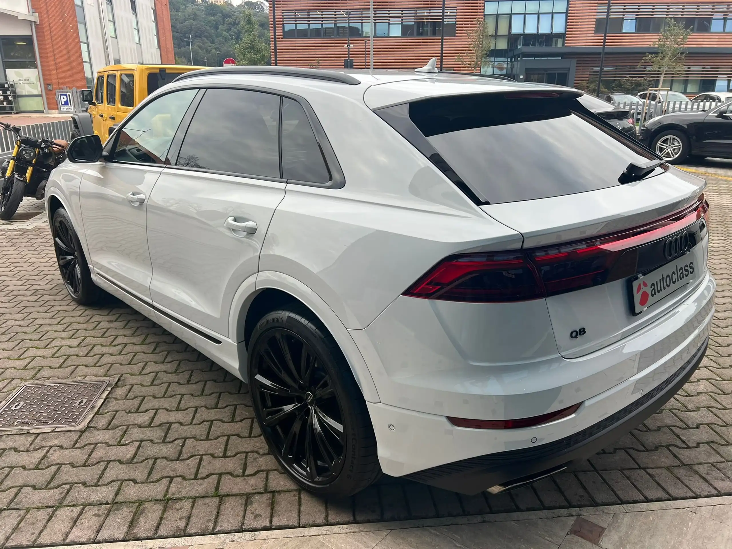 Audi - Q8