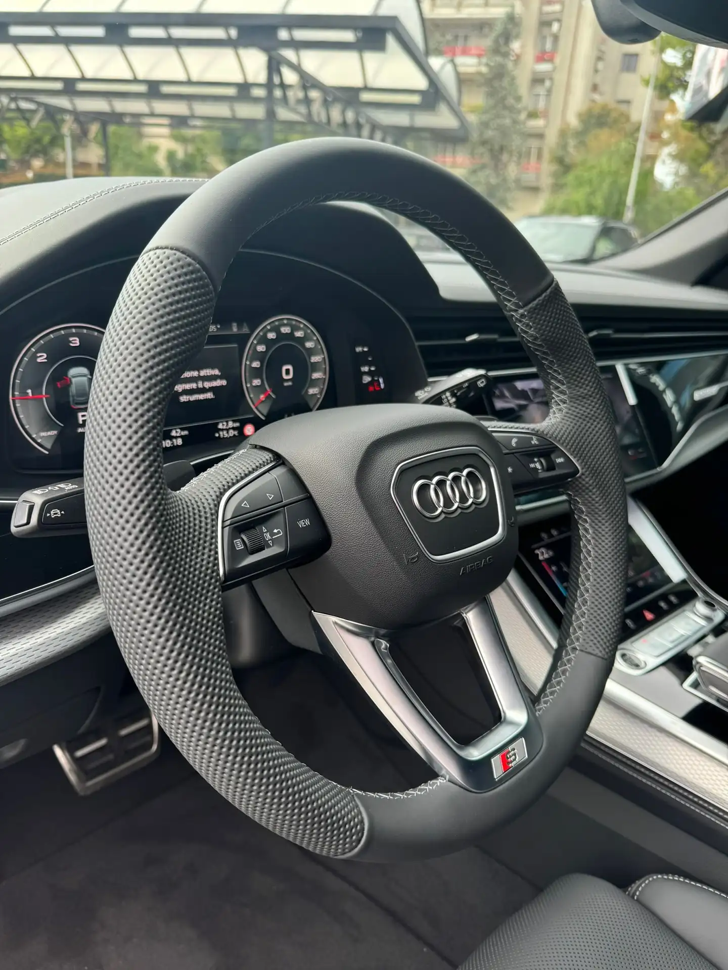 Audi - Q8