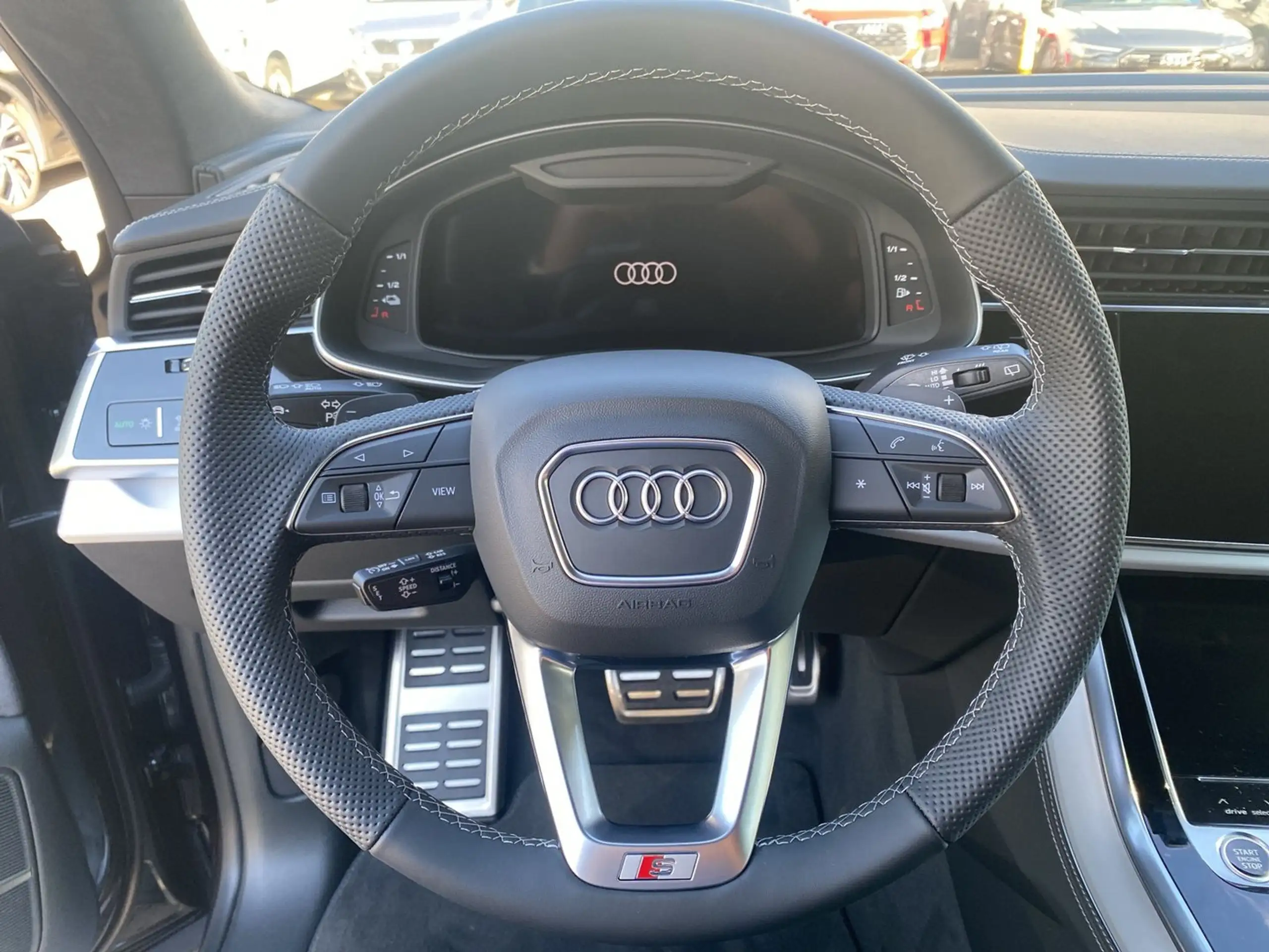 Audi - Q8