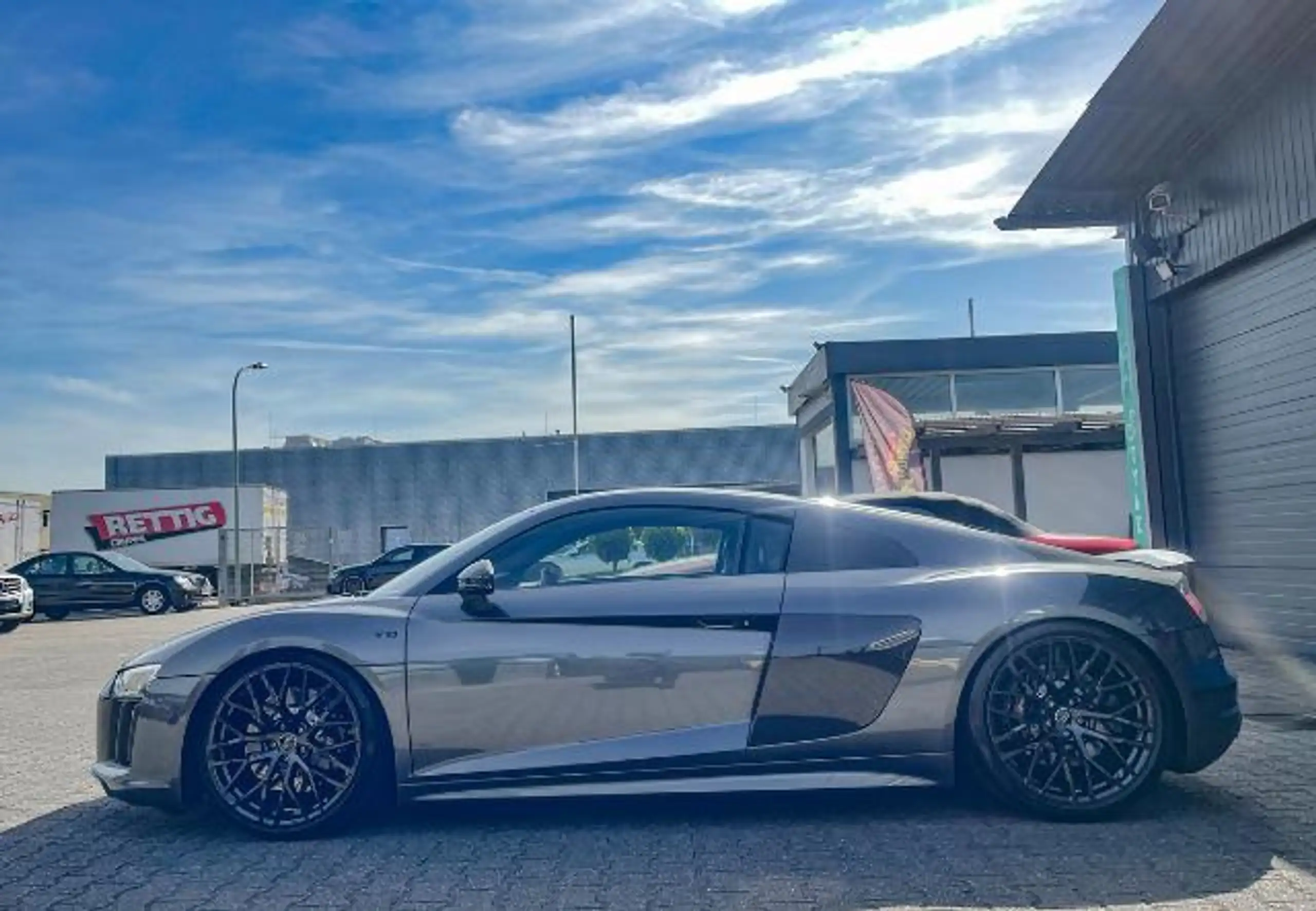 Audi - R8