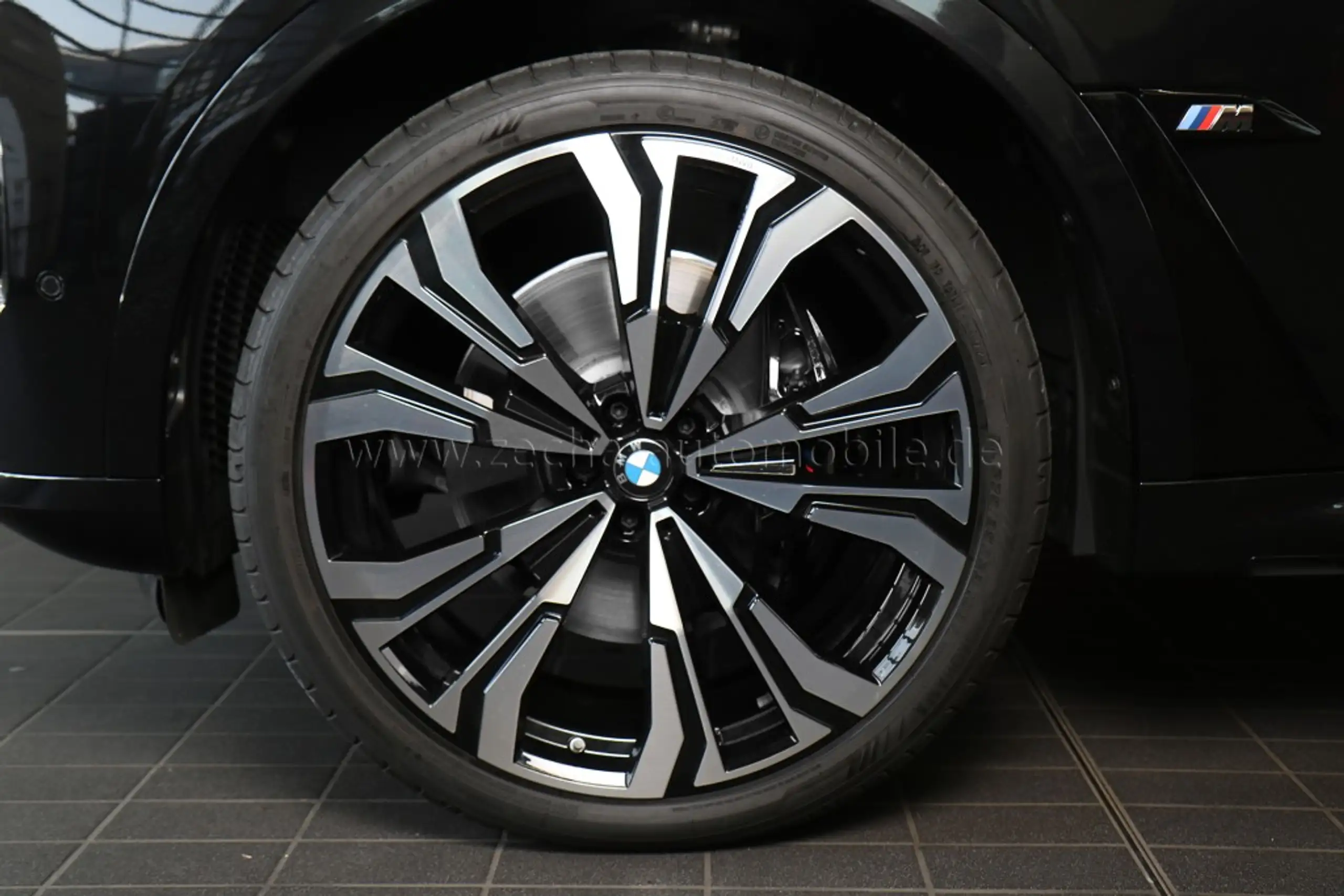 BMW - X7 M