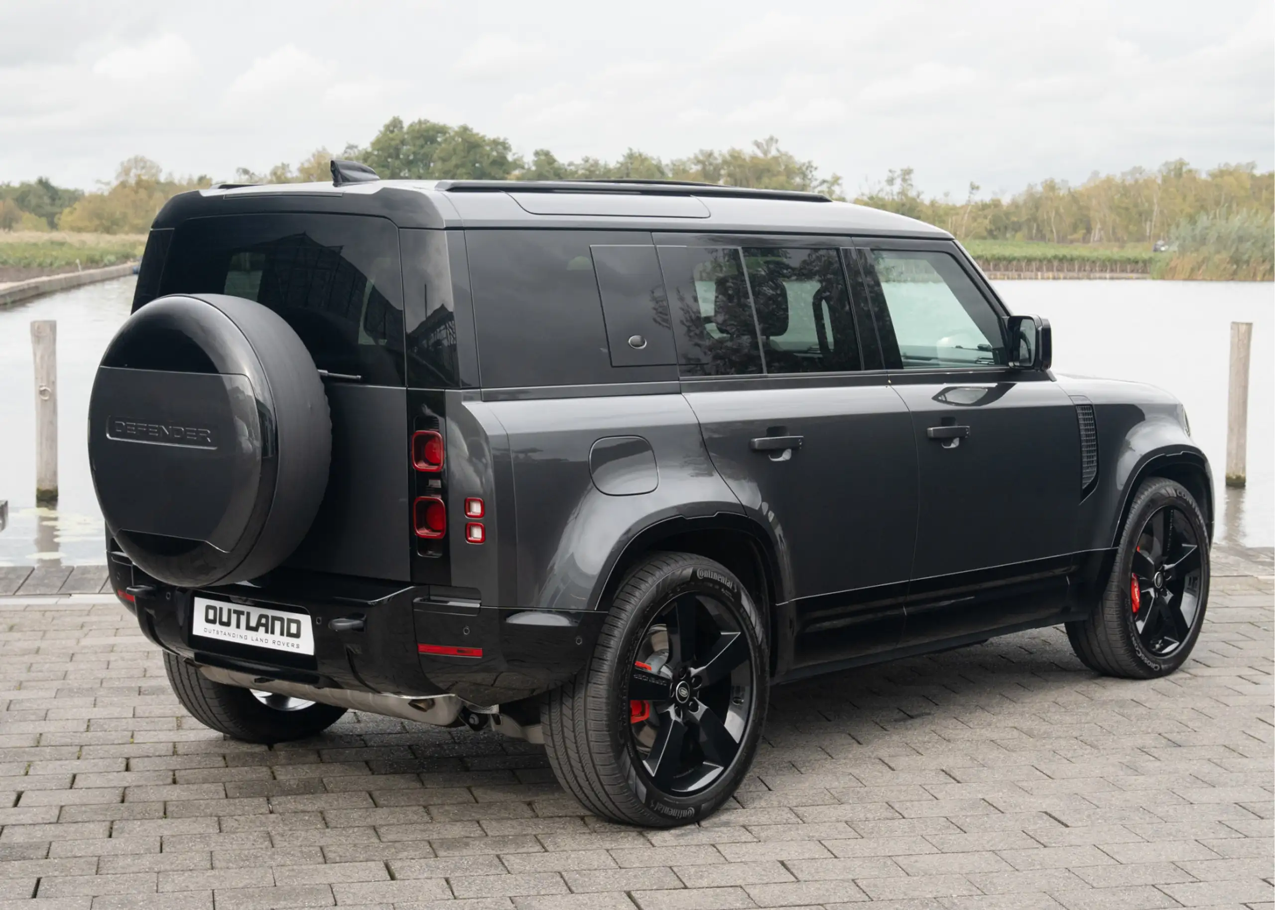 Land Rover - Defender