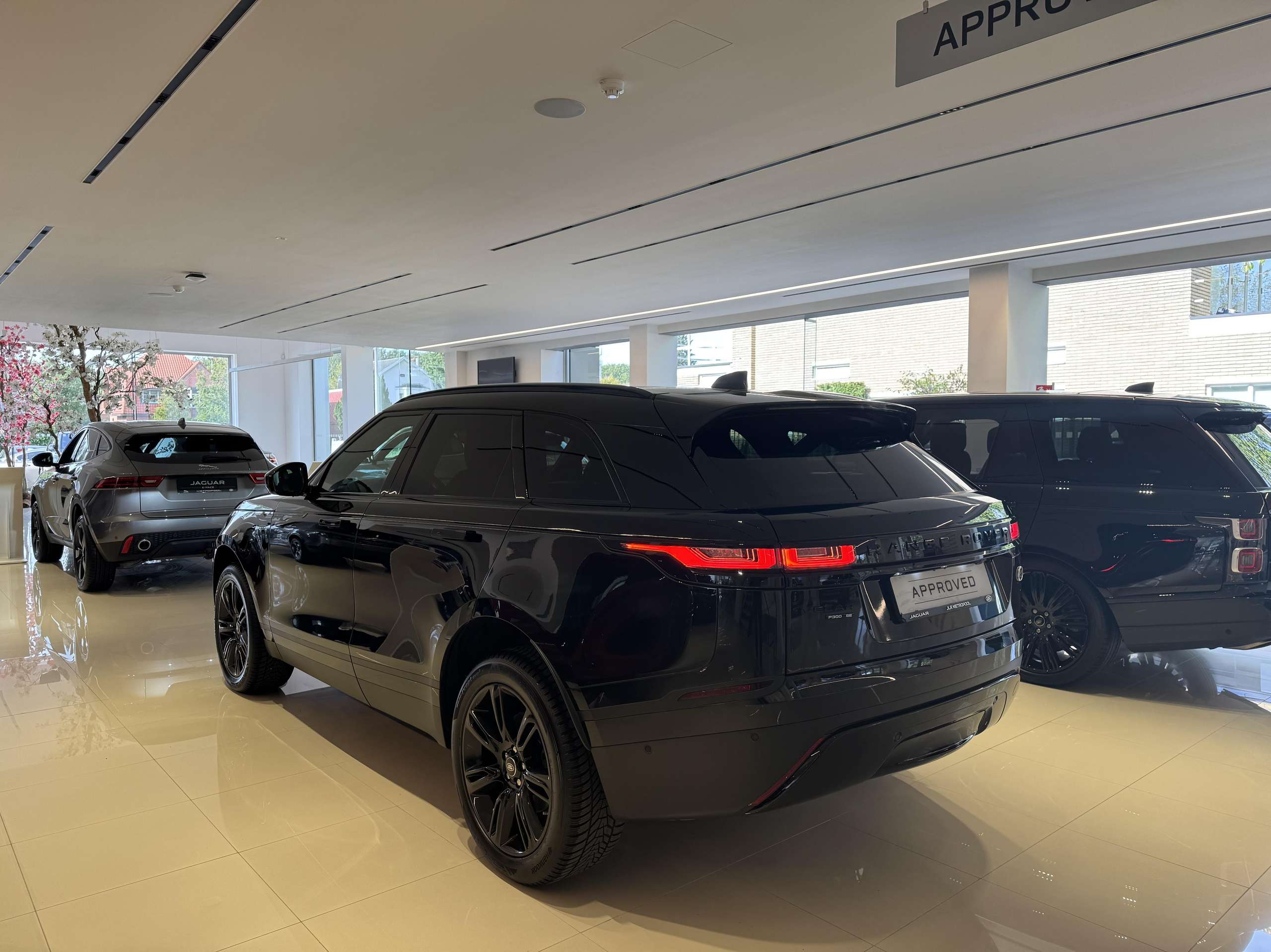 Land Rover - Range Rover Velar