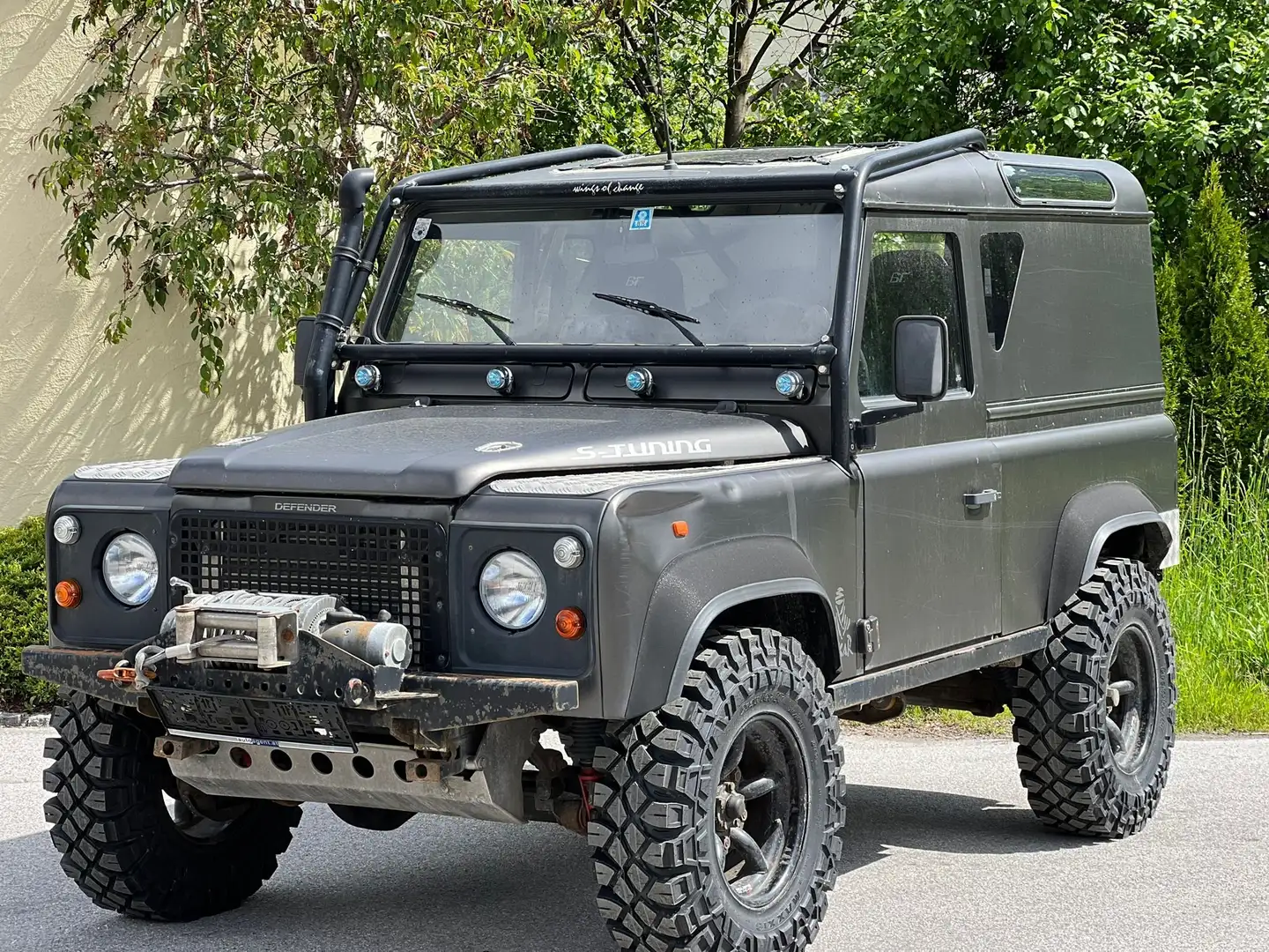 Land Rover - Defender