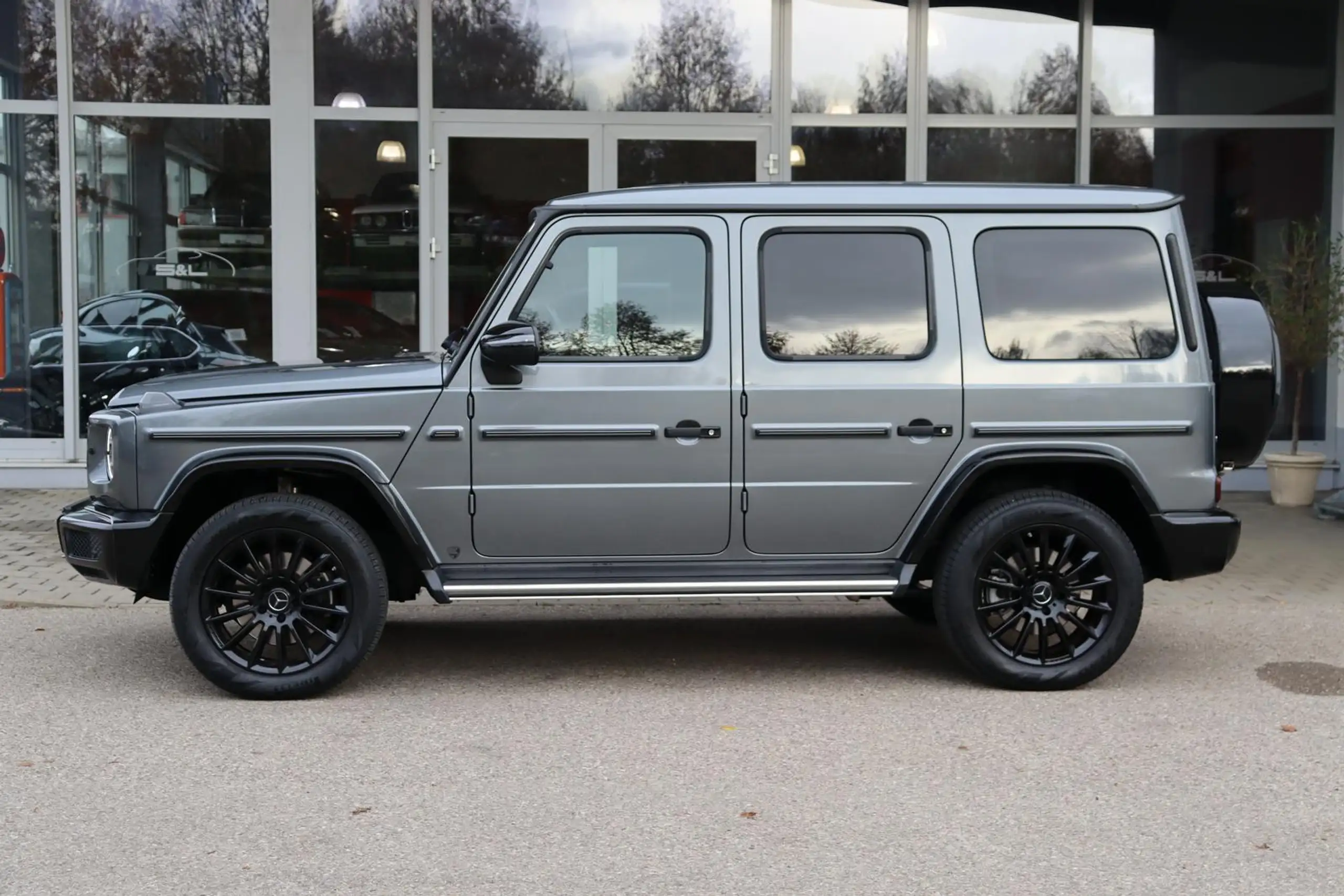 Mercedes-Benz - G 400