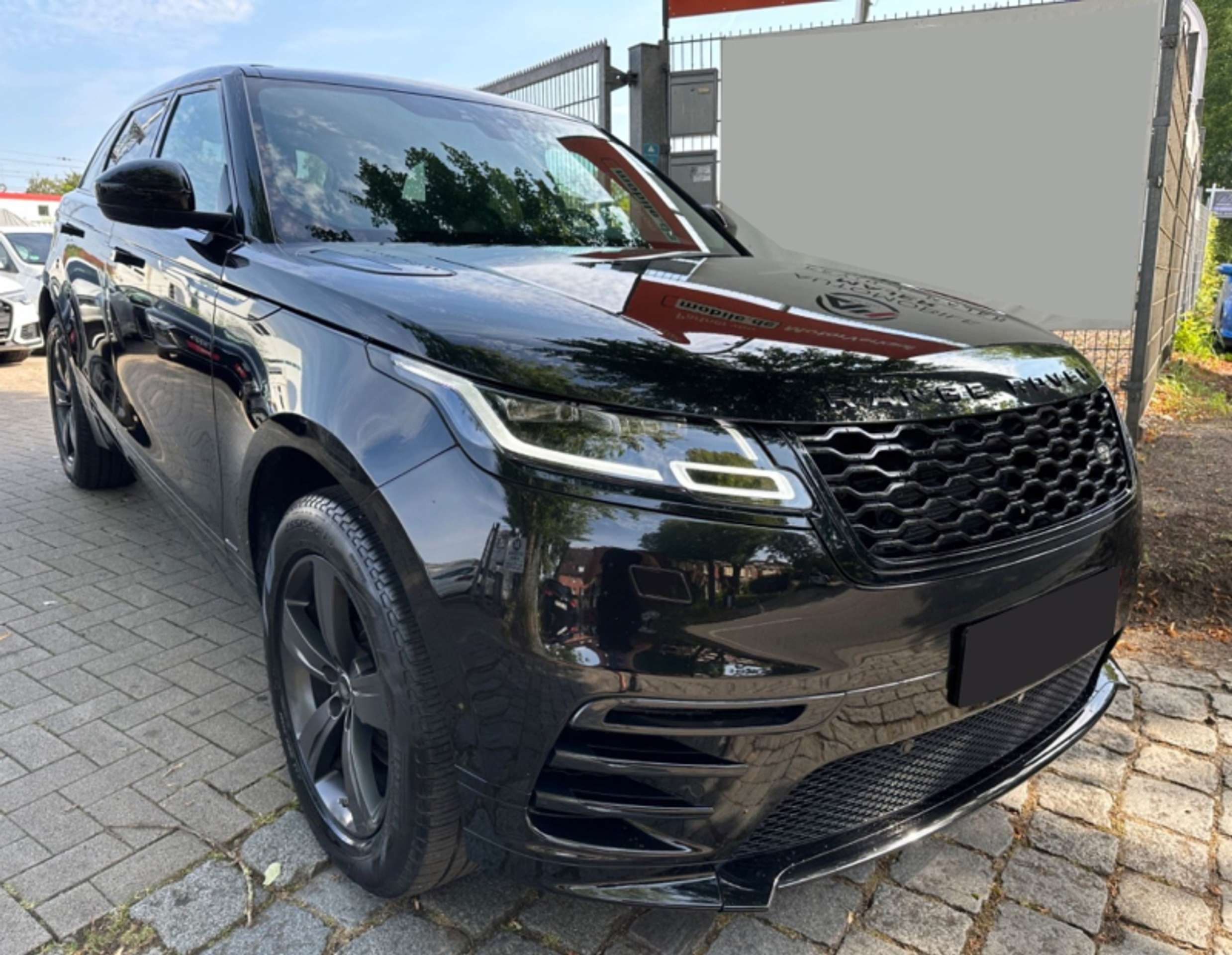 Land Rover - Range Rover Velar