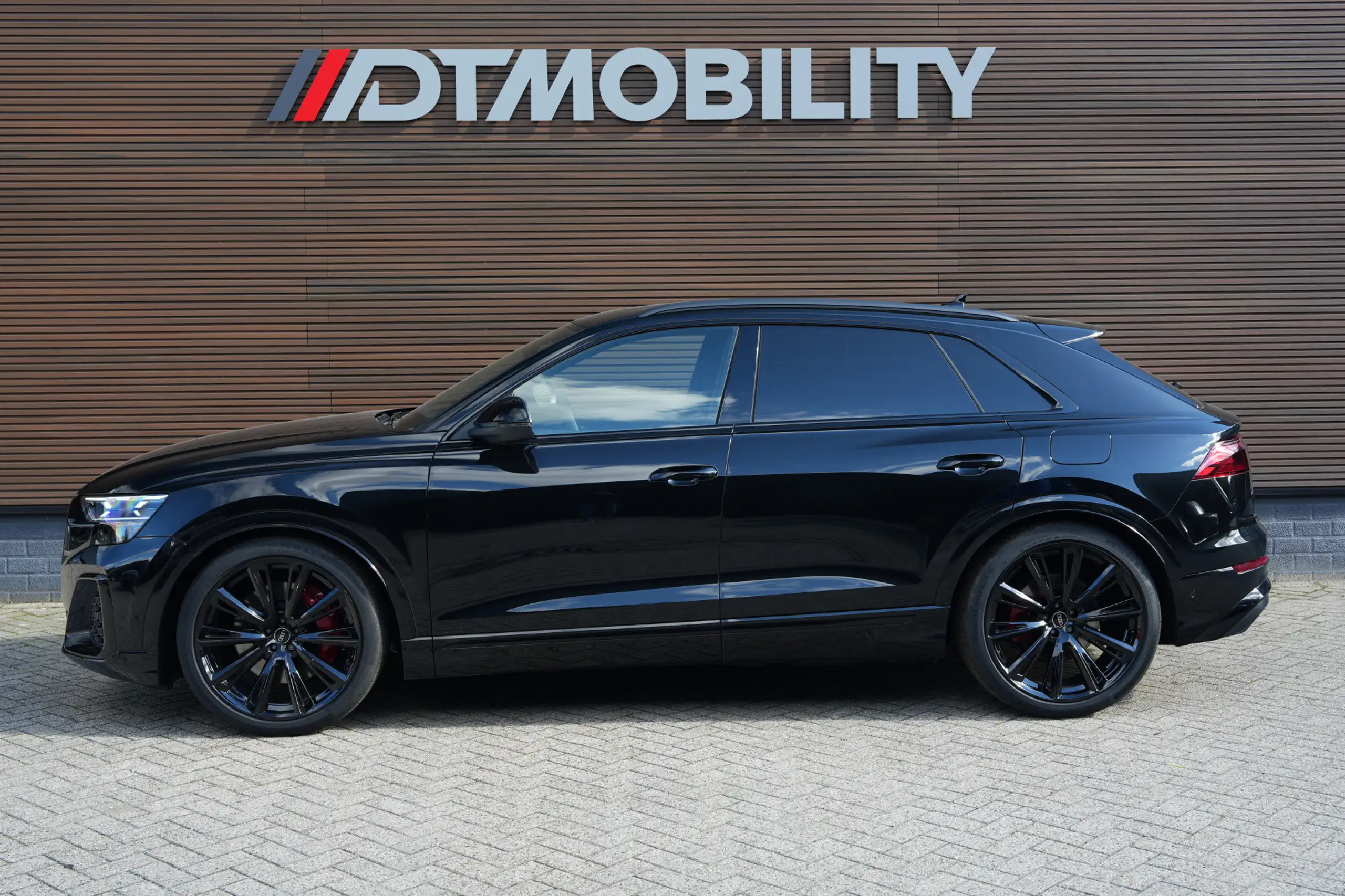 Audi - Q8