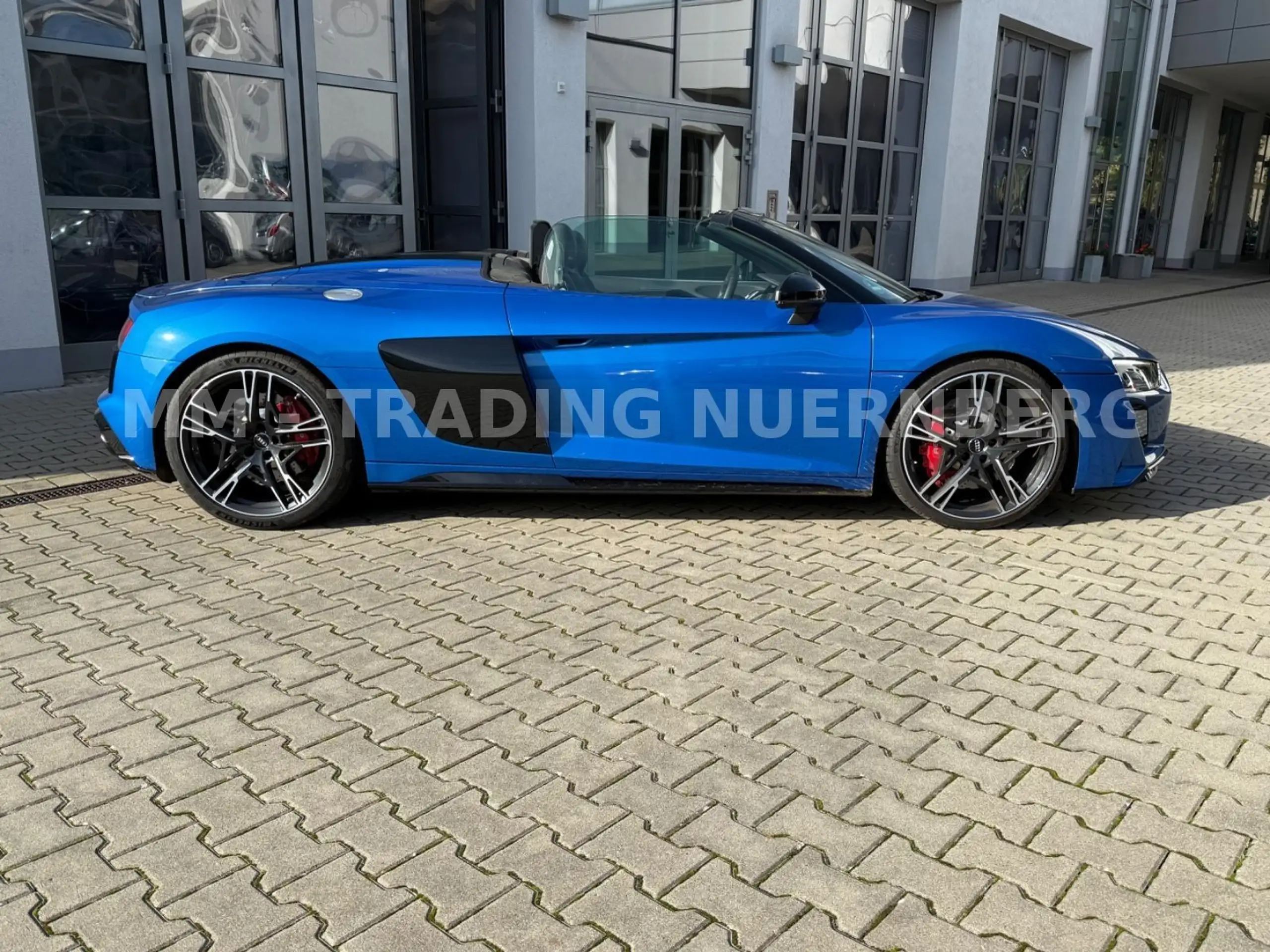 Audi - R8