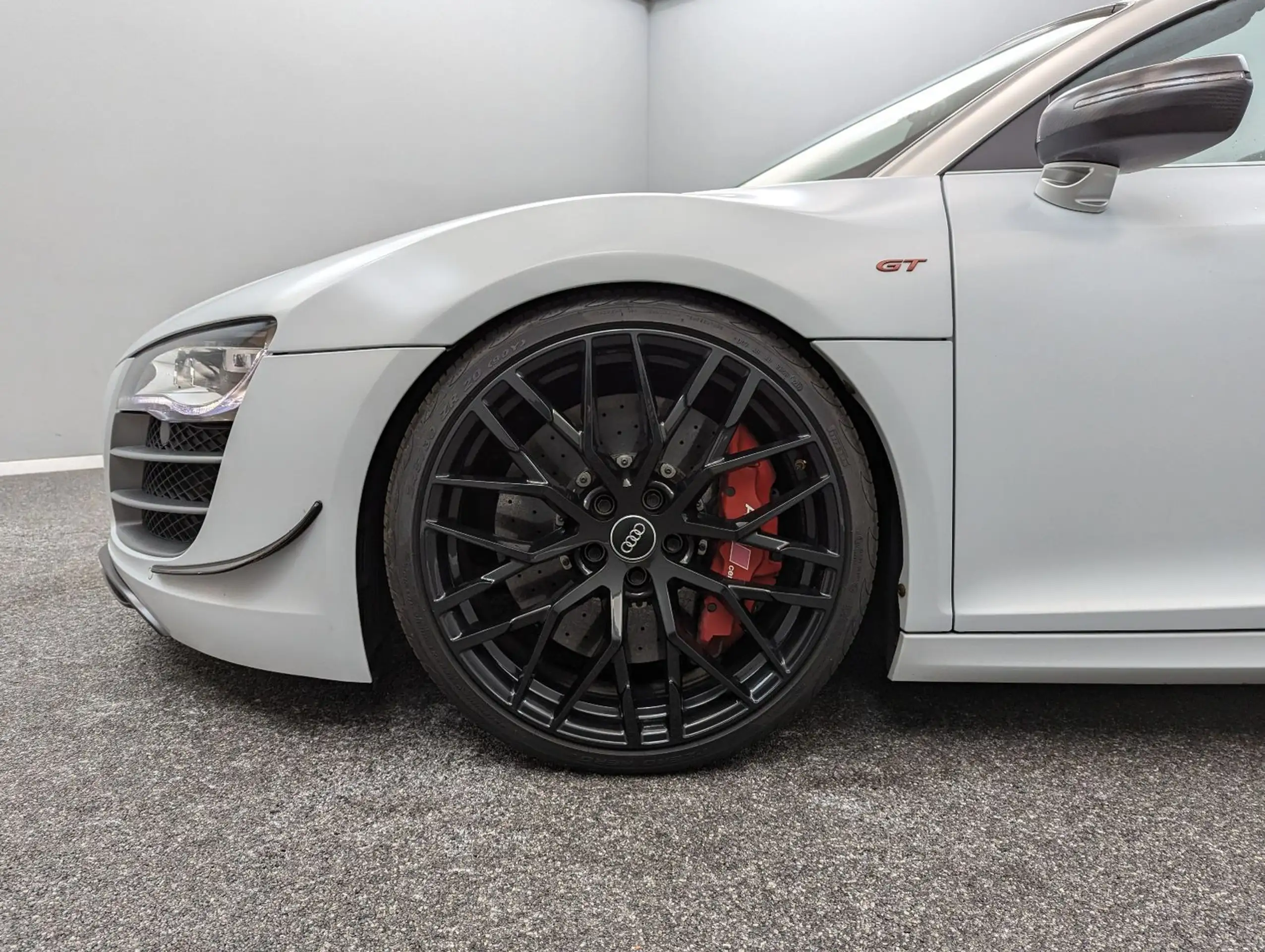 Audi - R8