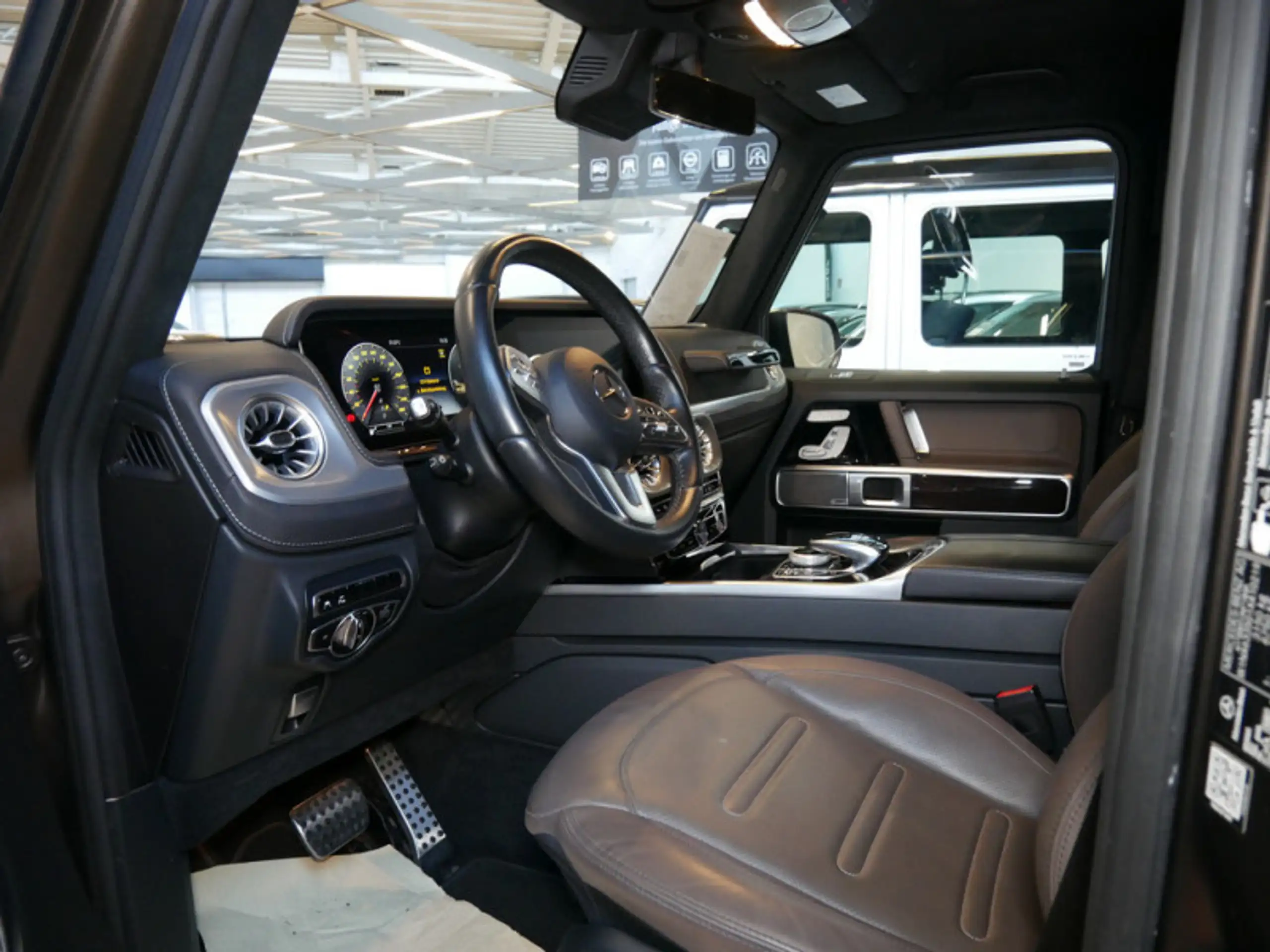 Mercedes-Benz - G 400