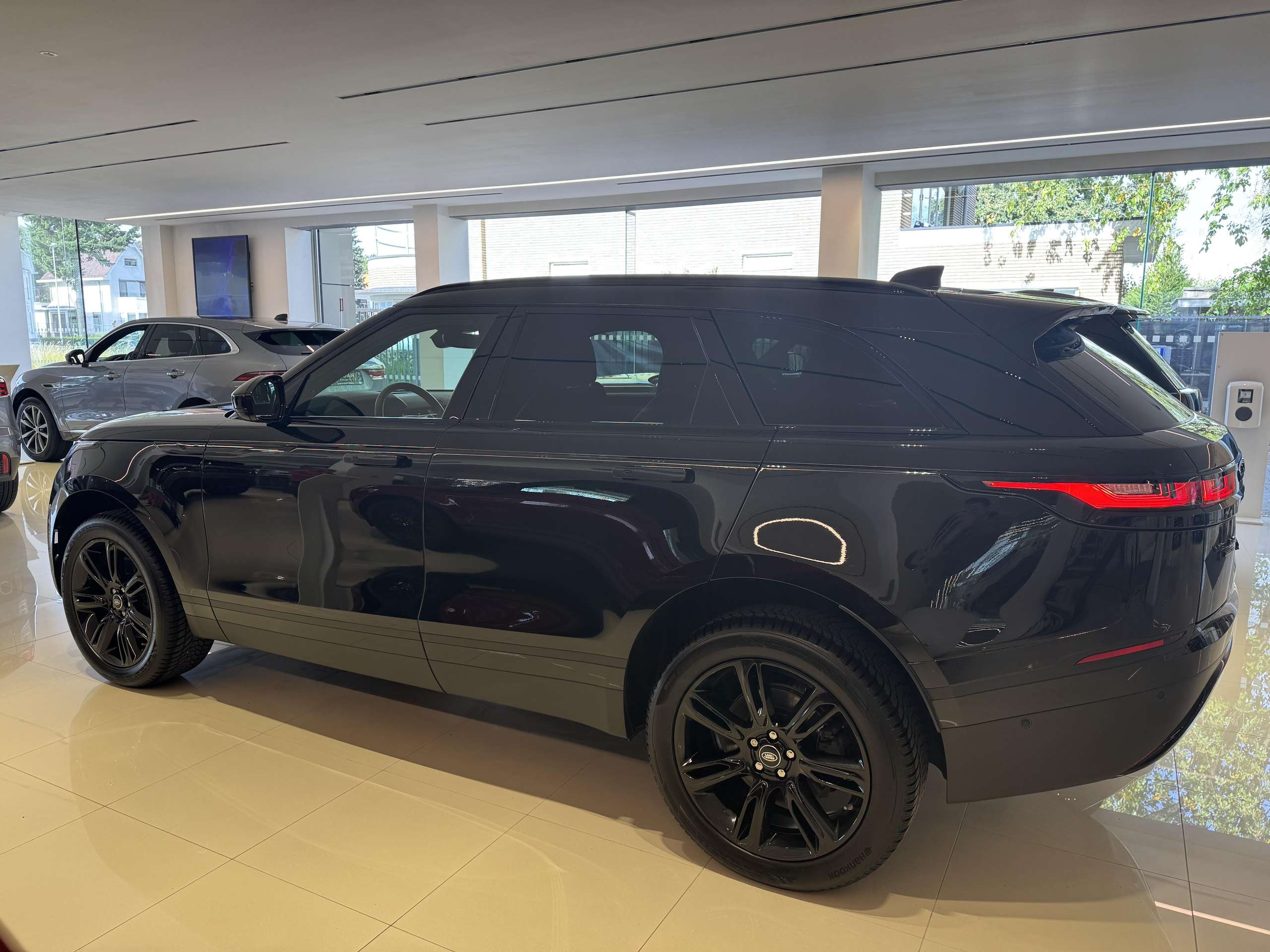 Land Rover - Range Rover Velar