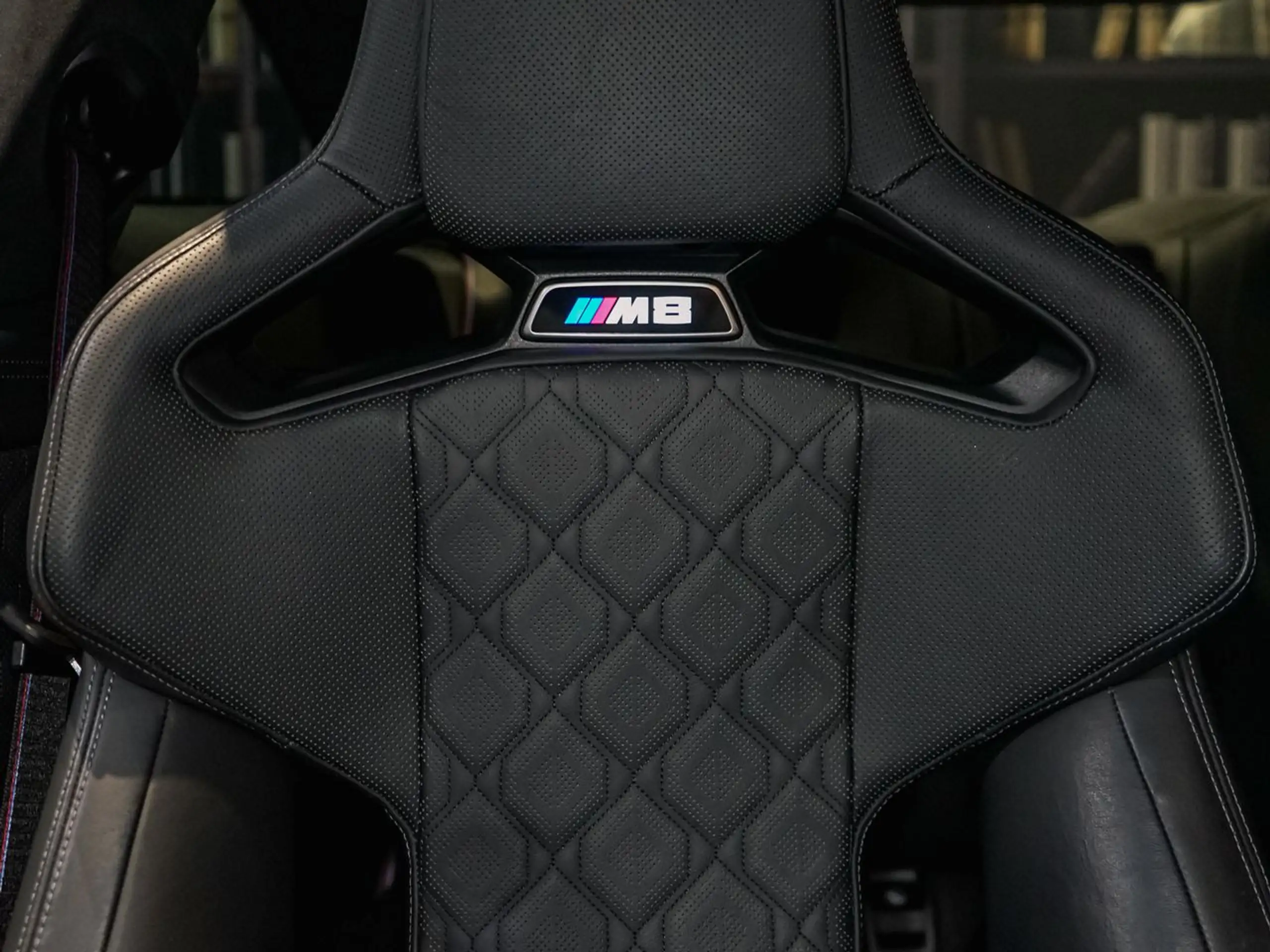 BMW - M8