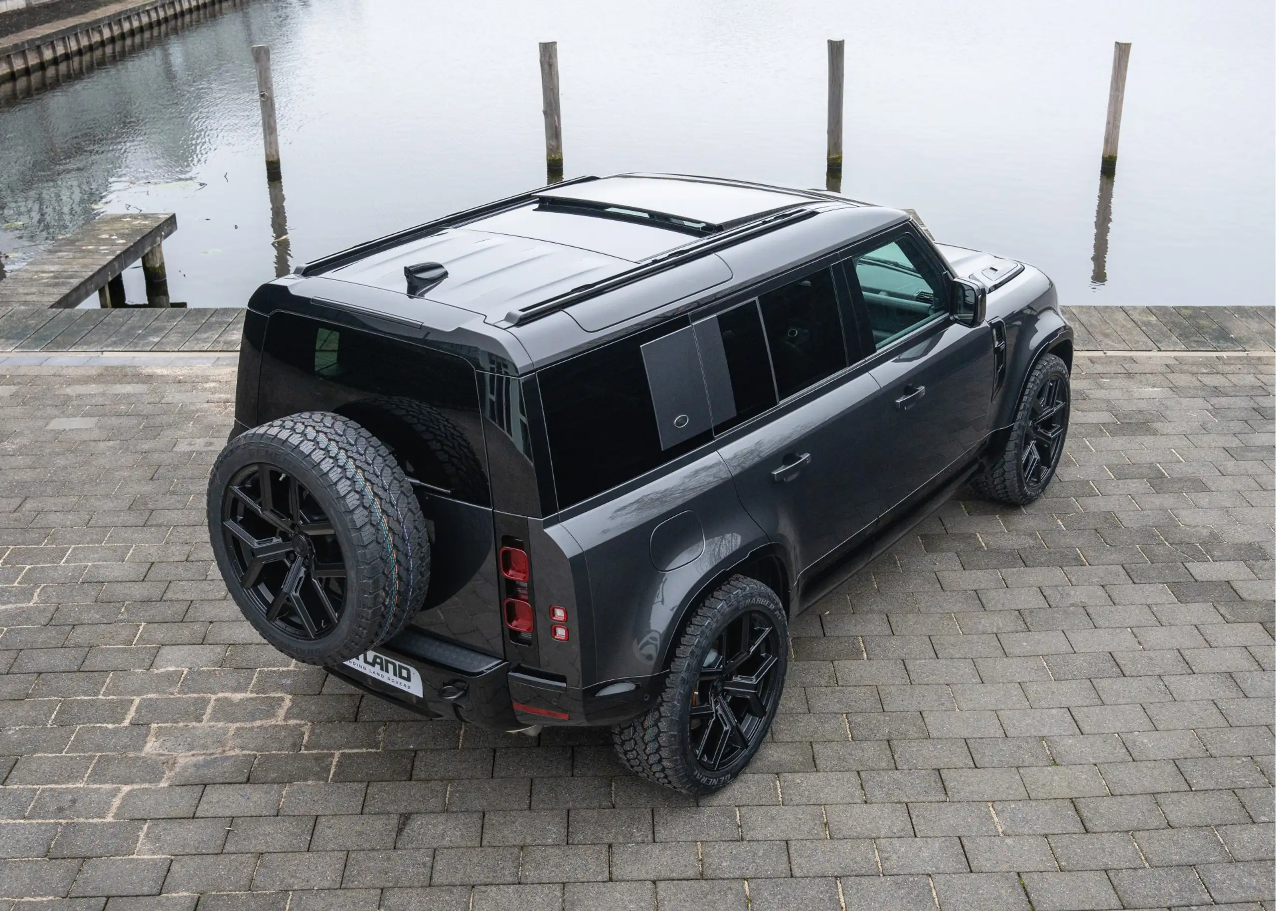 Land Rover - Defender