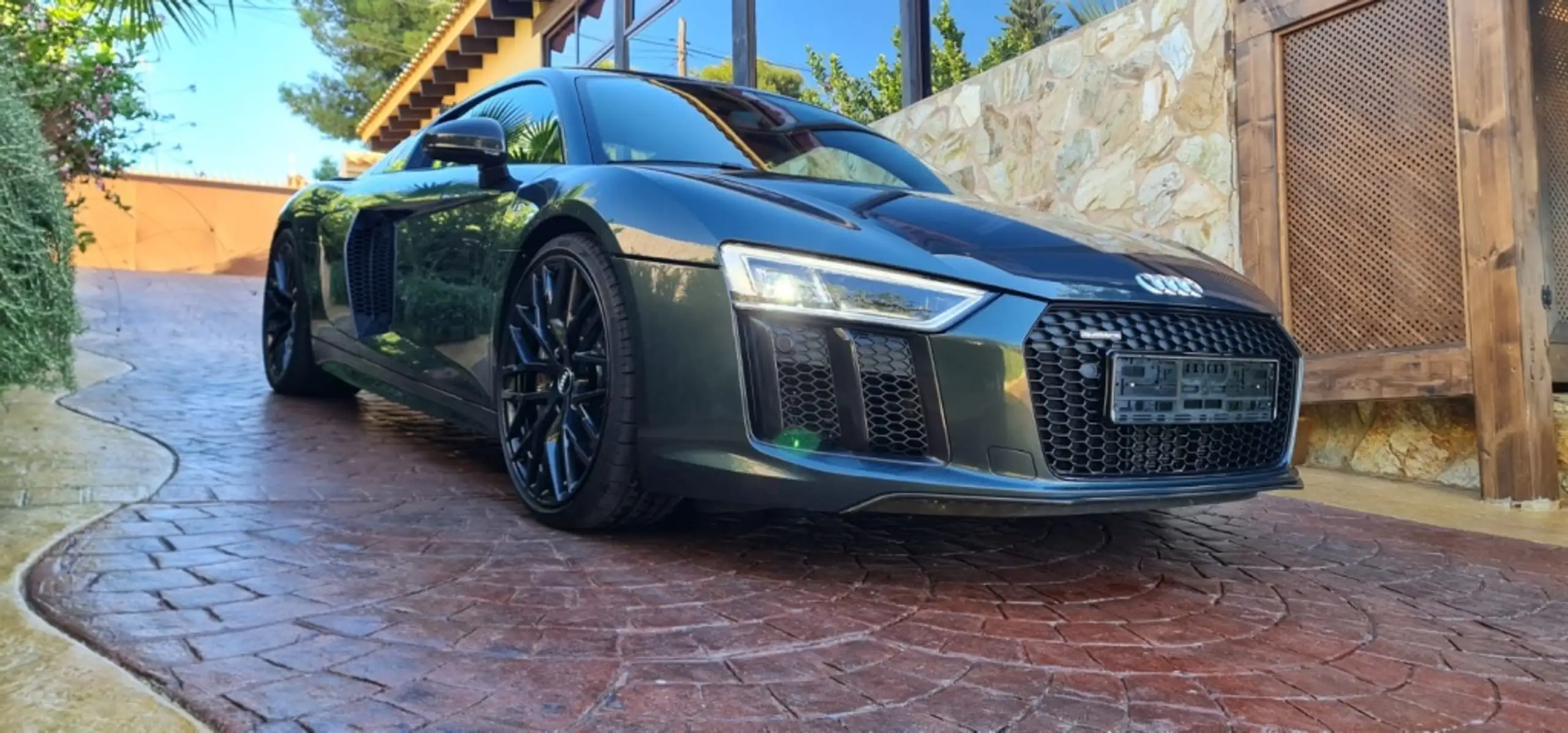 Audi - R8