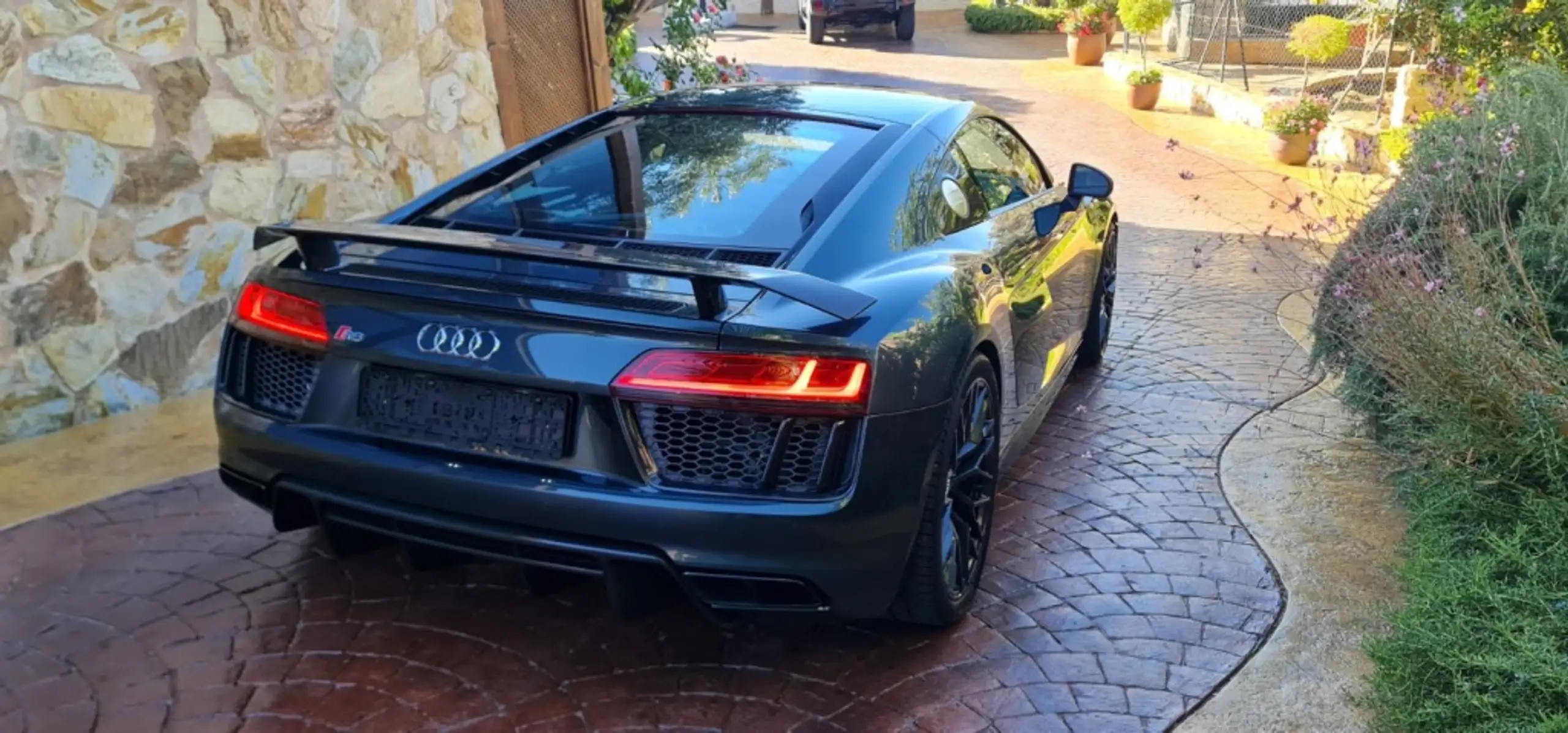 Audi - R8