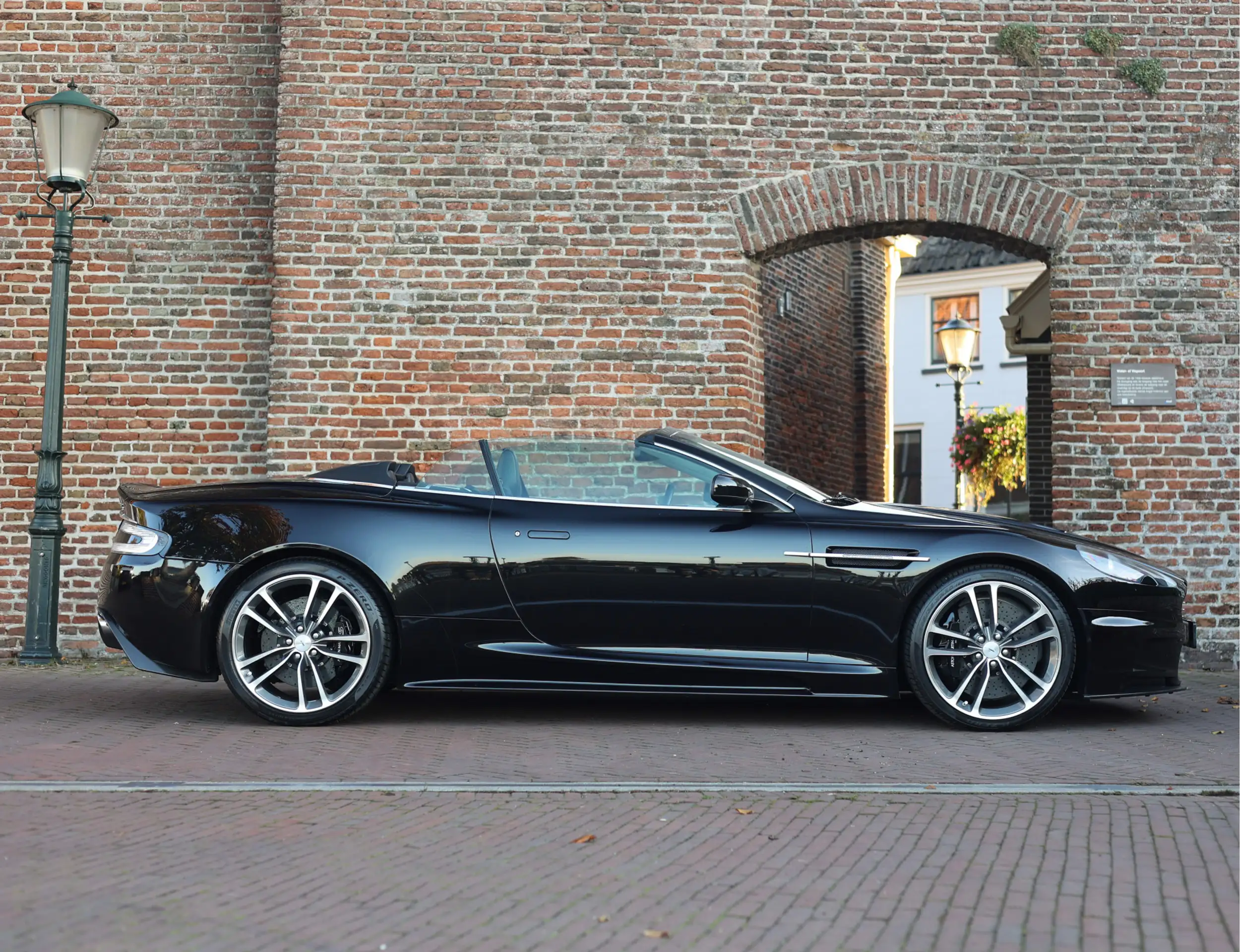 Aston Martin - DBS