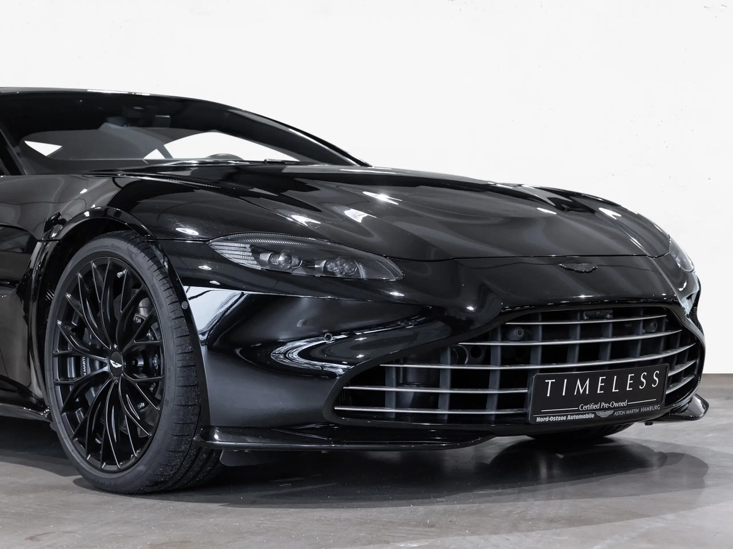 Aston Martin - V8