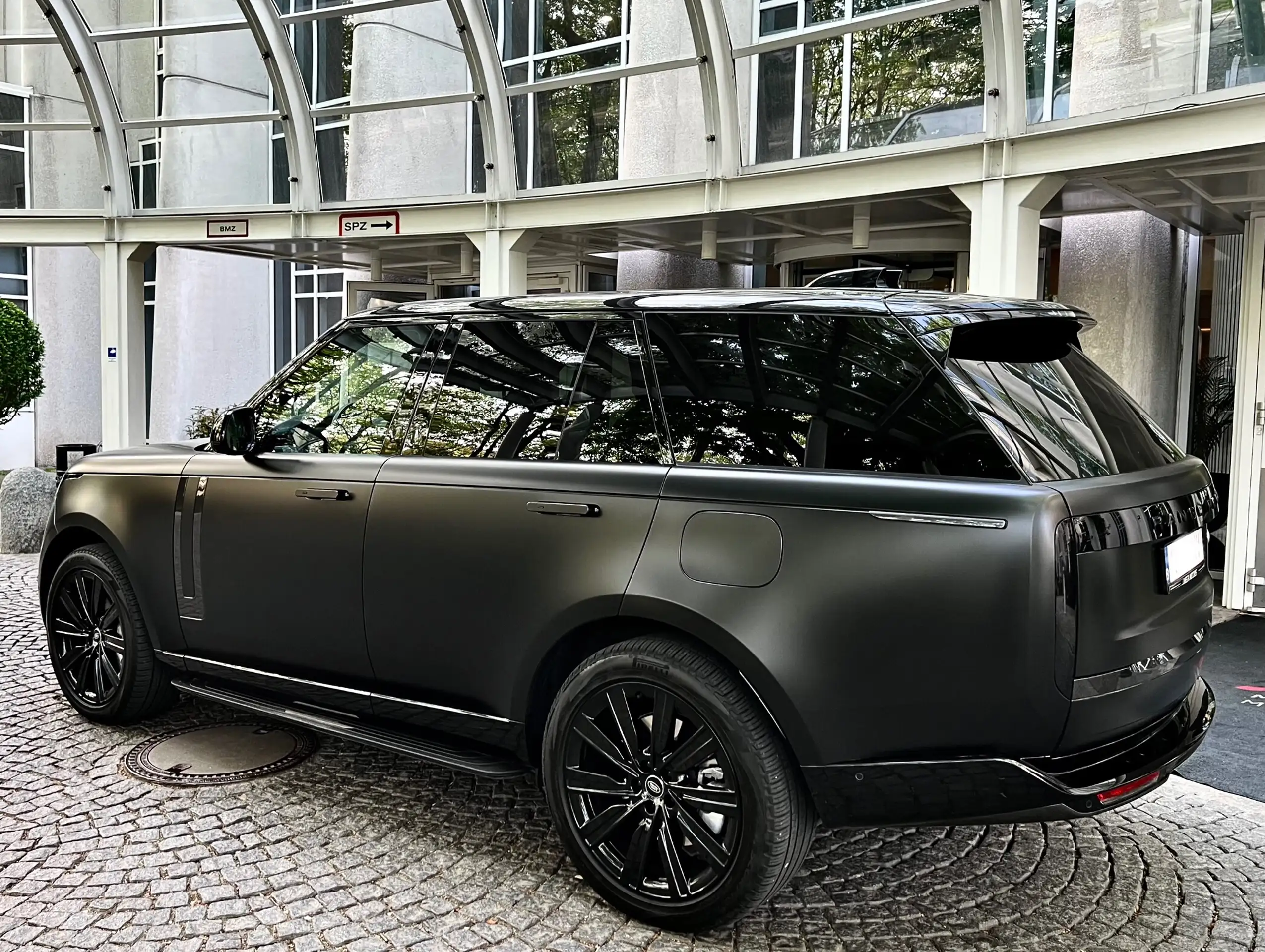 Land Rover - Range Rover