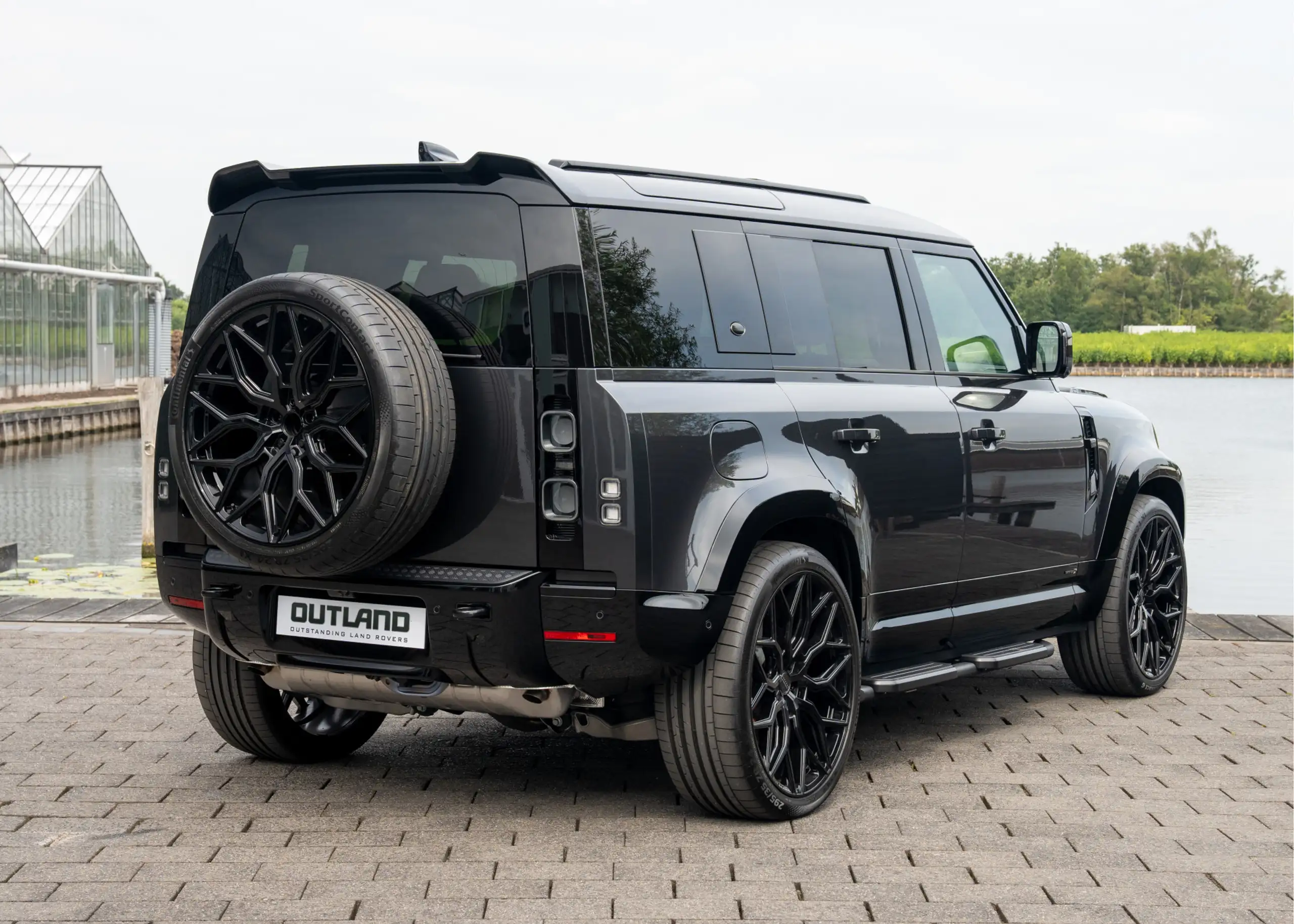 Land Rover - Defender