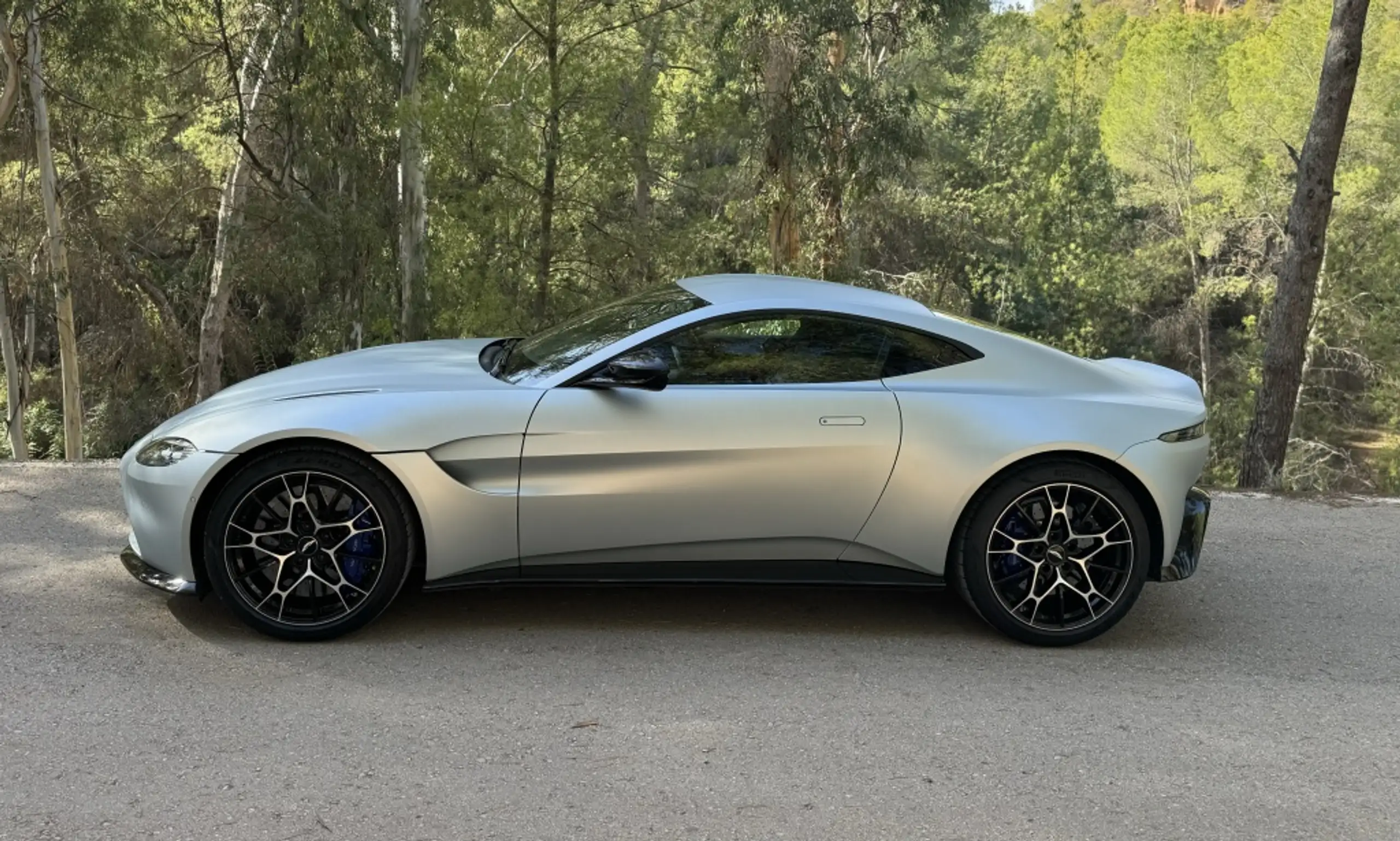 Aston Martin - Vantage