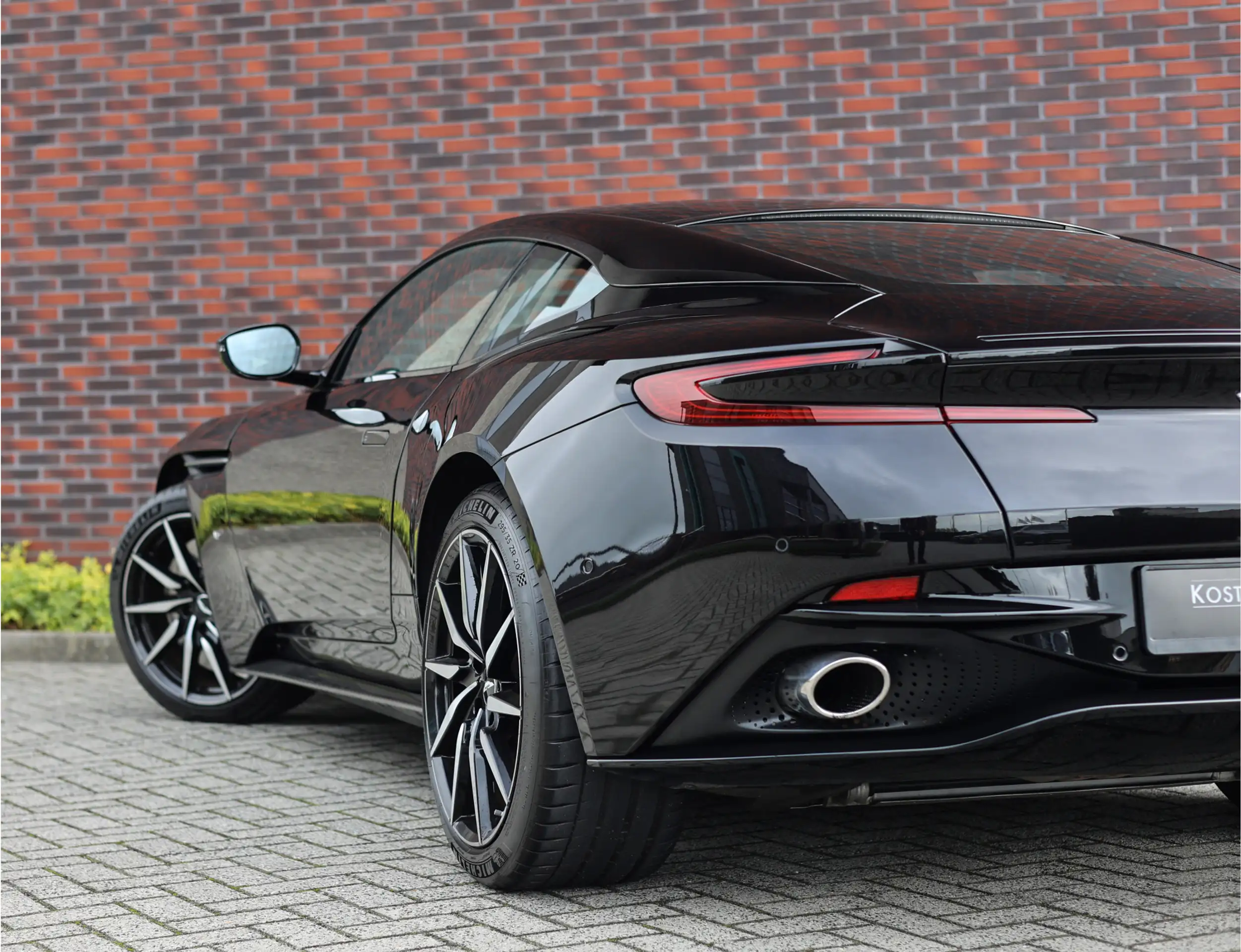 Aston Martin - DB11