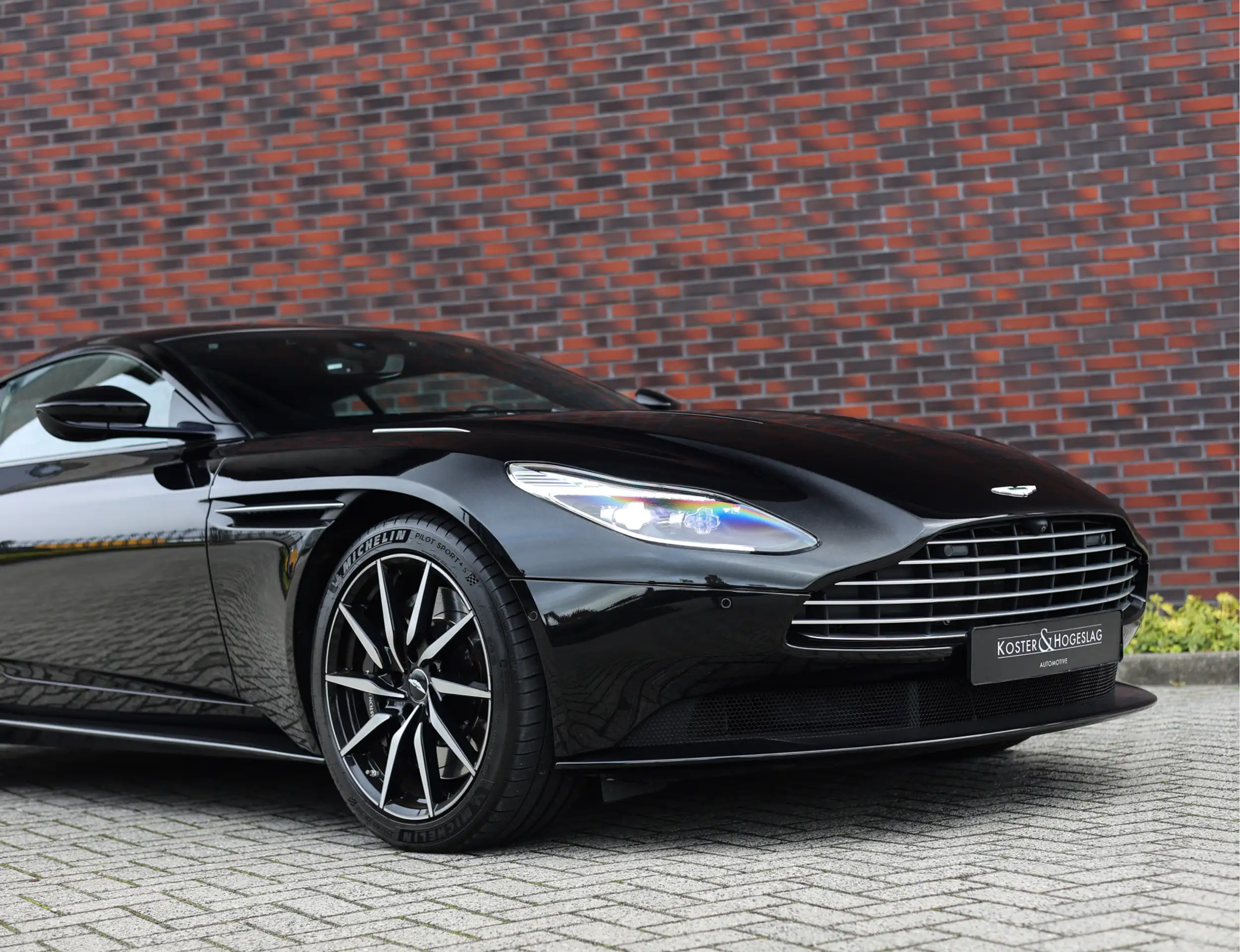 Aston Martin - DB11