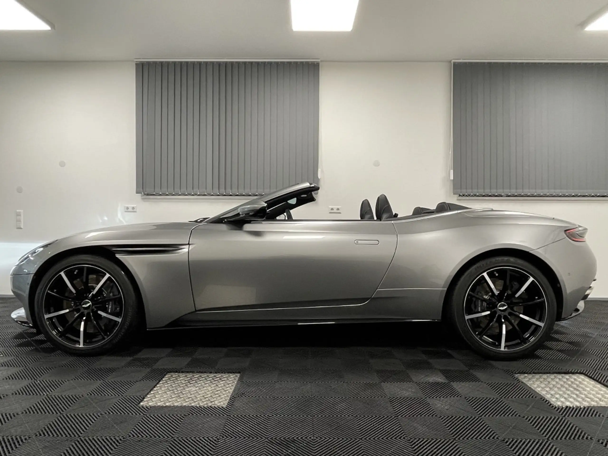 Aston Martin - DB11