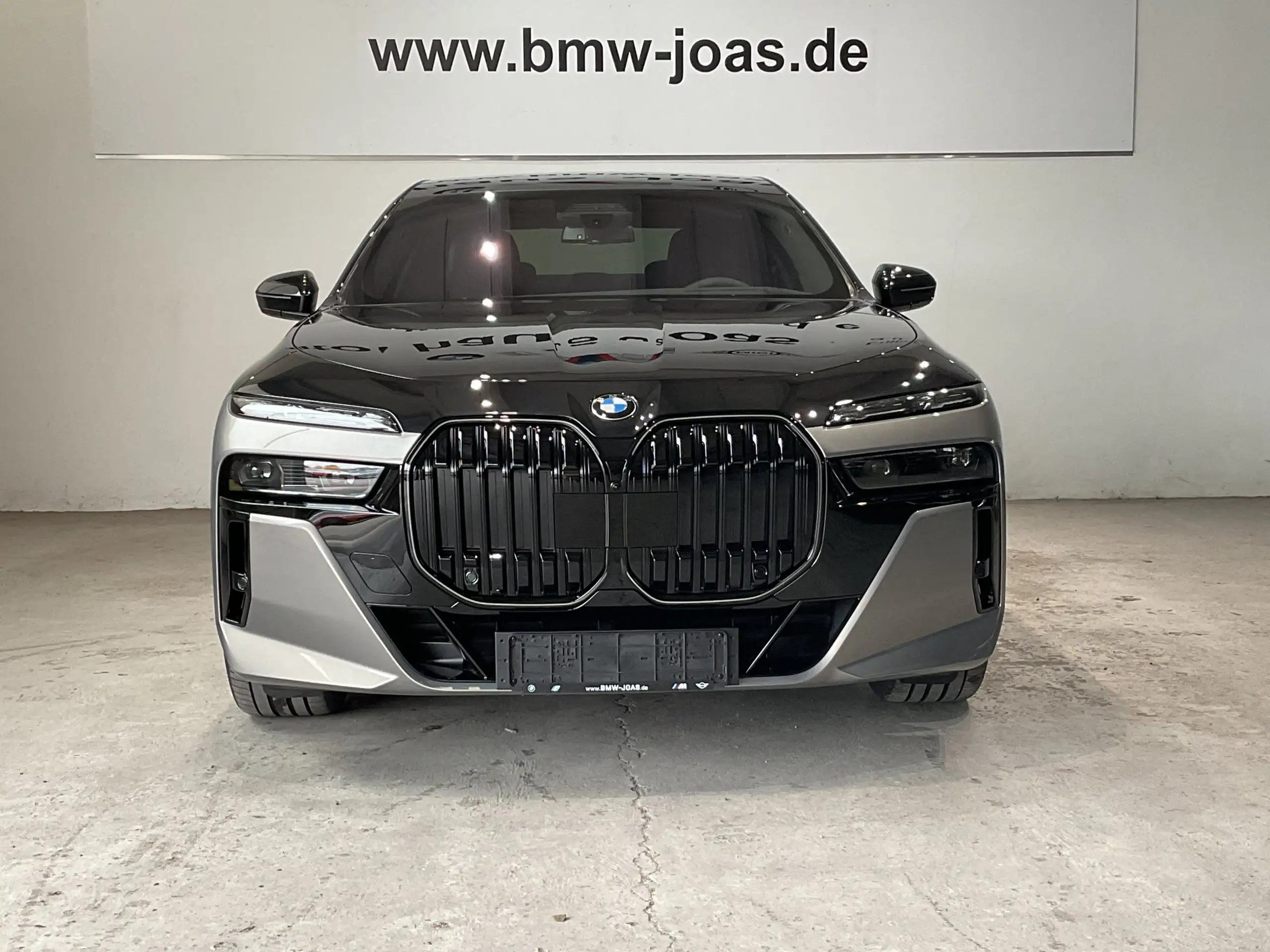 BMW - 740